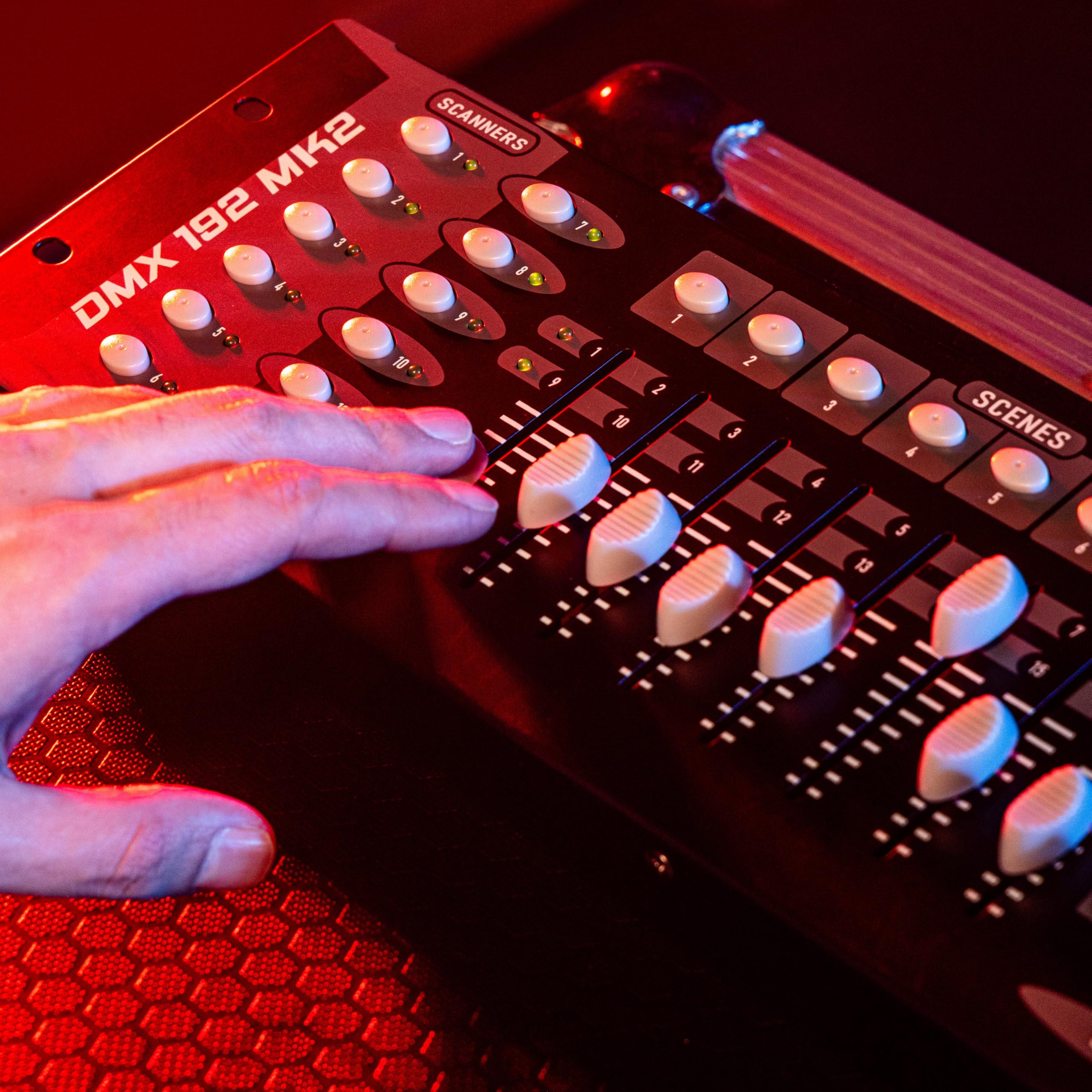 BoomToneDJ DMX 192 mk2 Contrôleur DMX 512 professionnel Console 192 canaux. 23 banques de 8 scènes programmables. Contrôle jeux de lumière. 8 faders Effets DJ Disco Light Eclairage de scène Théâtre