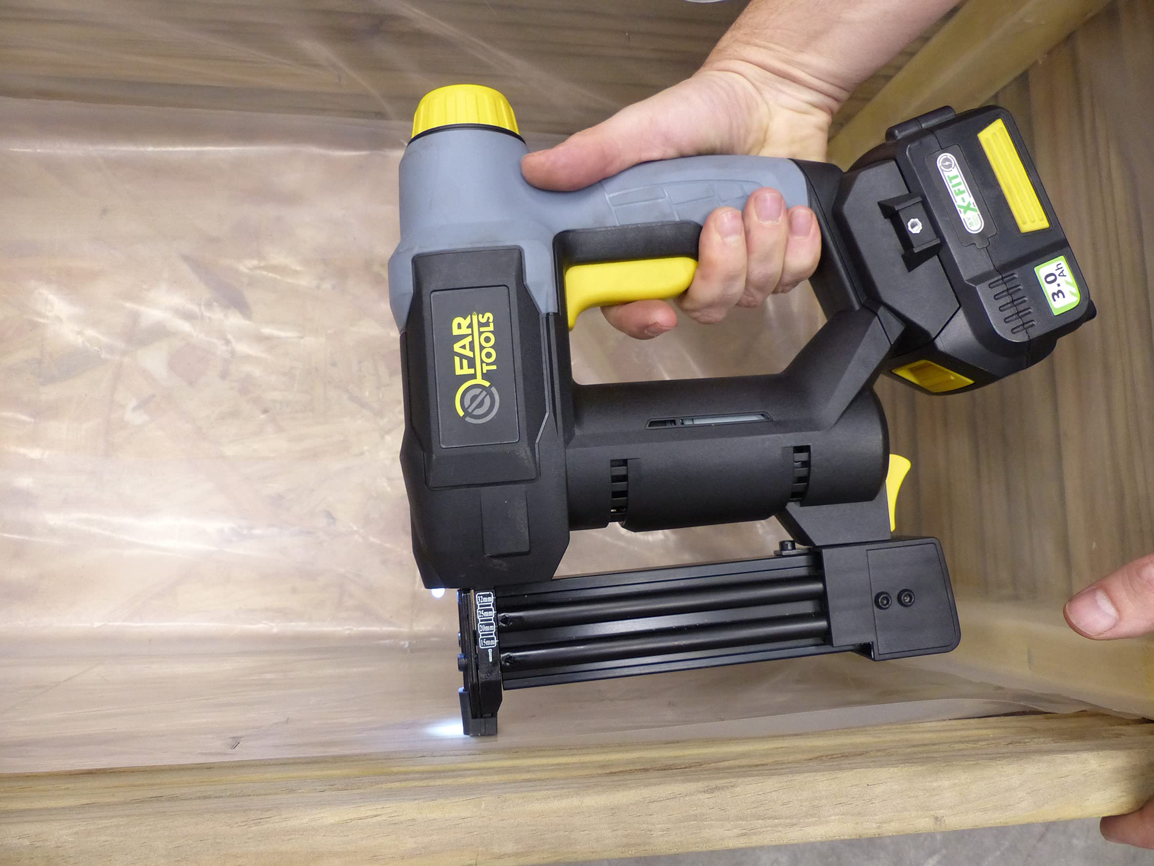Fartools XF-STAPLER Agrafeuse/Cloueuse sans fil 18V, frappe réglable, capacité max: clous 32mm/agrafes 22mm, éclairage LED. Vendue sans batterie
