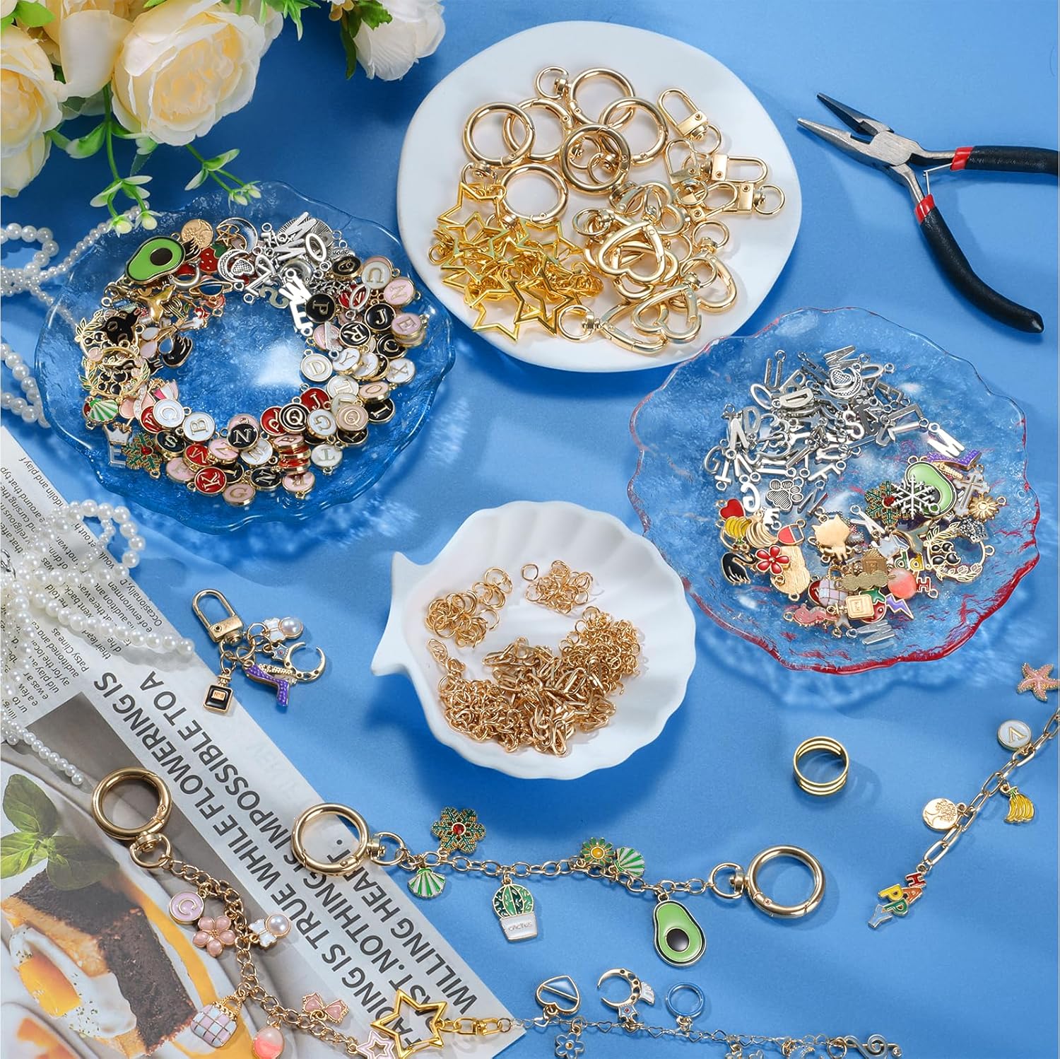 DRHWEFSQ 648Pcs Lip Gloss Keychain Making Kit, DIY Jewelry Supplies with 236 Charms, 50 Extender Chains, 60 Clips, 300 Jump Rings & Plier for Custom Keychains, Bags, Handmade Gifts