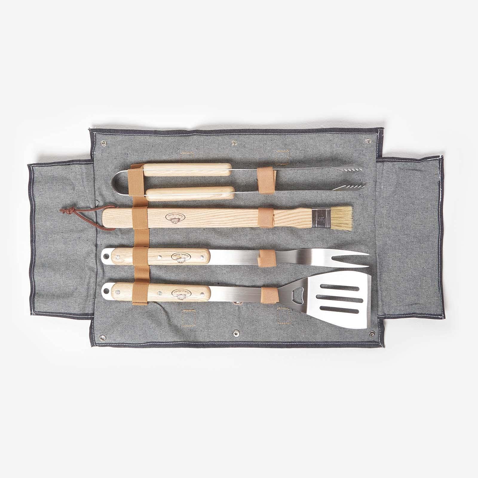 Homescapes, kit di attrezzi per barbecue, in borsa in denim, pinze per griglia, forchetta, apribottiglie, spazzola per barbecue e spatola, set con custodia per giardino, campeggio e barbecue