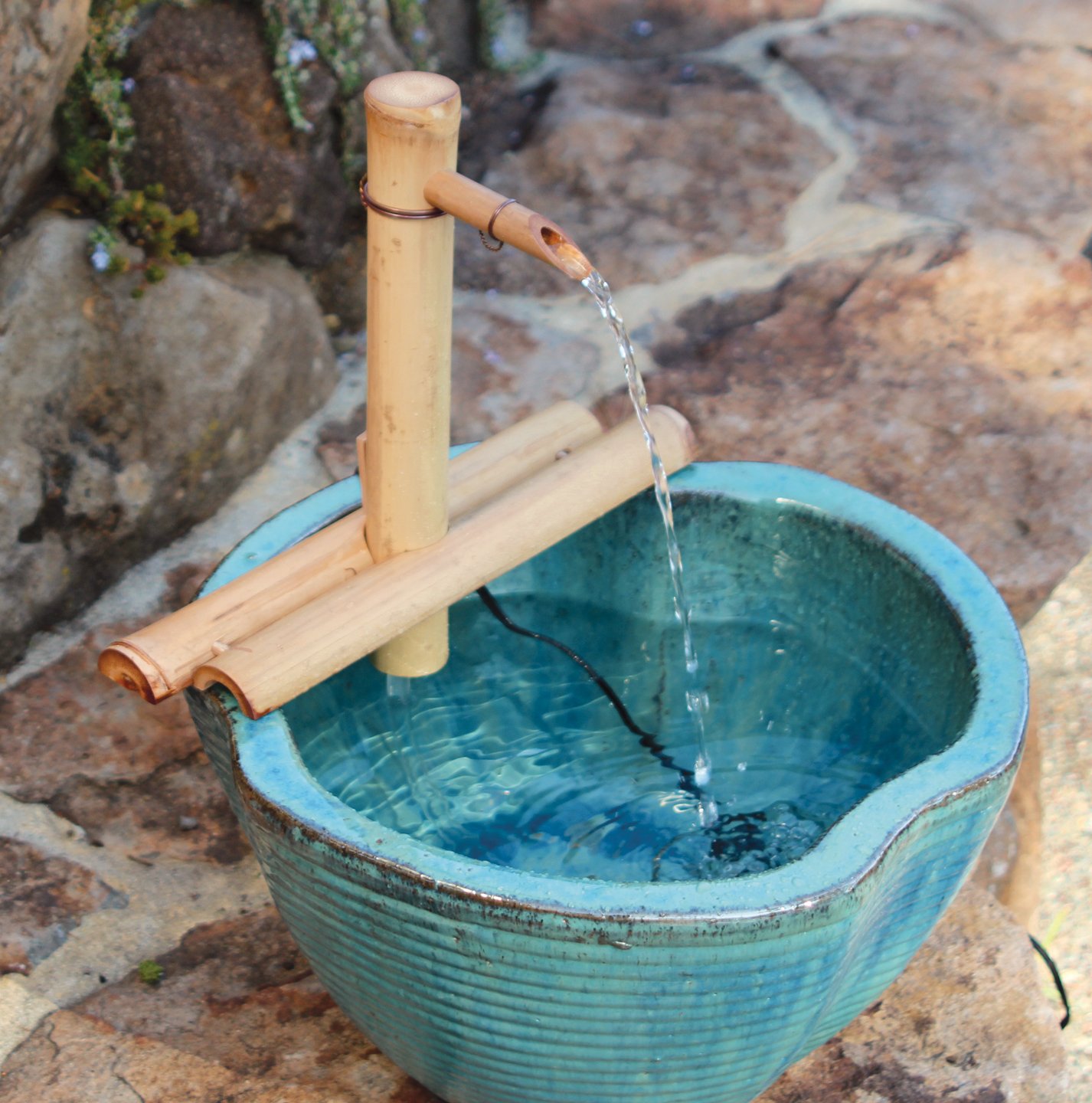 Bamboo Accents Kit de Fontaine de Jardin Zen - Bec Réglable Finition Mate Lisse - 220V Pompe Submersible - Fontaine à Eau Intérieure et Extérieure, Contenant Non Inclus (30 cm Demi-Ronds Réglables)