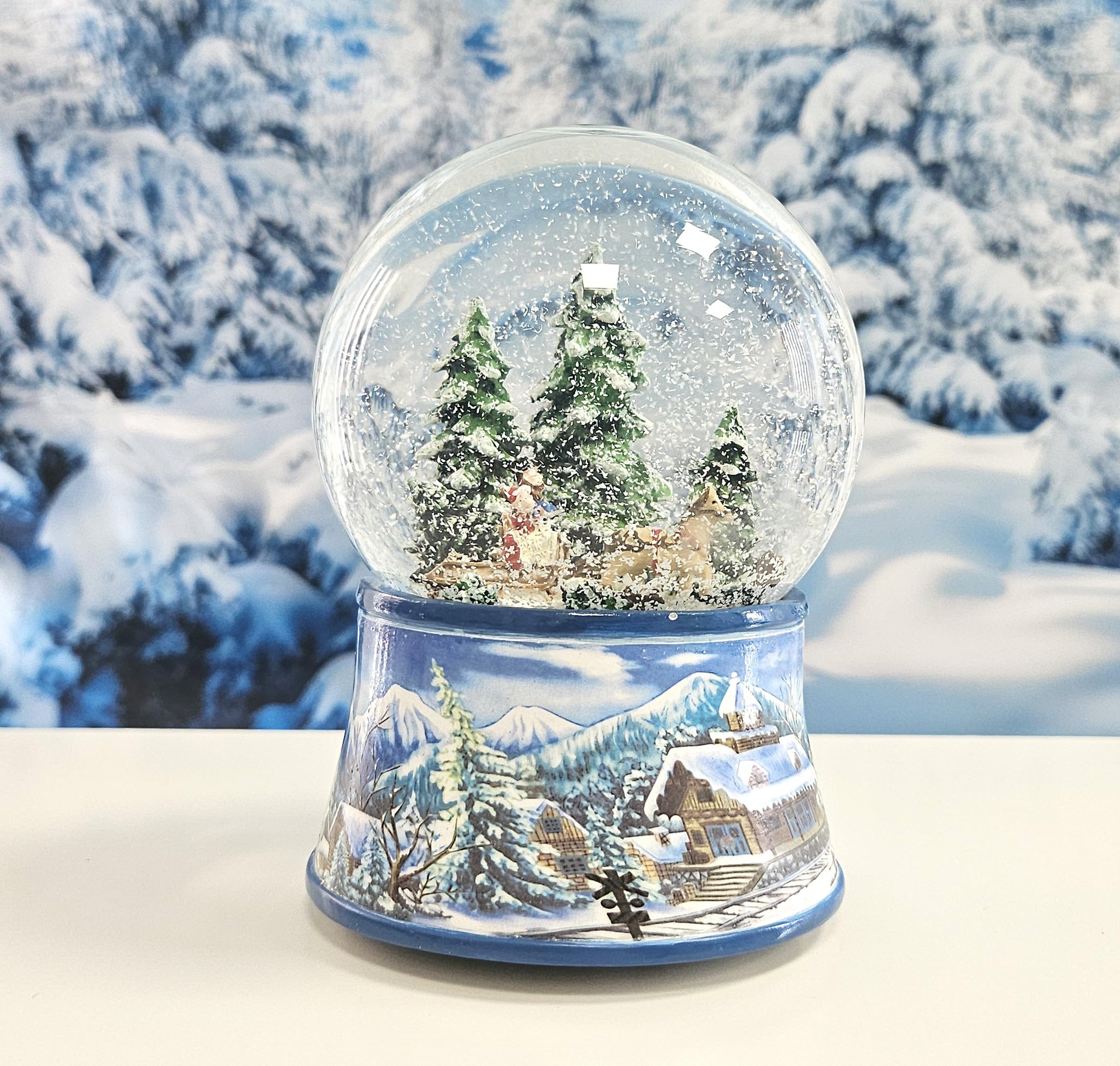 Schneekugel Schlittenfahrt Weihnachtsbaum Holen | Sockel Winterlandschaft hellblau | mit Spieluhr | H:14 cm B: 10 cm | Schüttelkugel | 20102