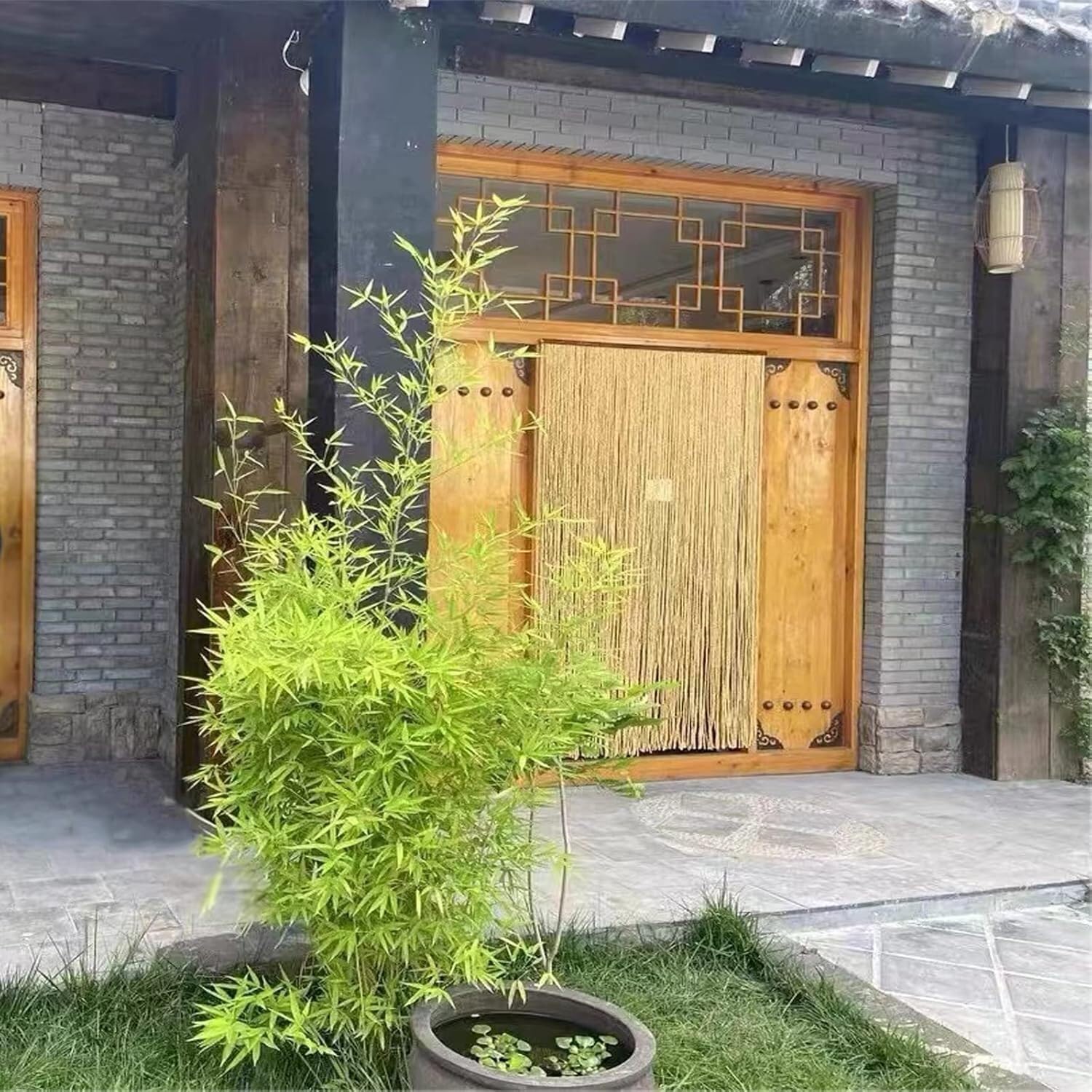 Cortinas colgantes de verano ideales para decorar la entrada y dar un toque natural a tu porche