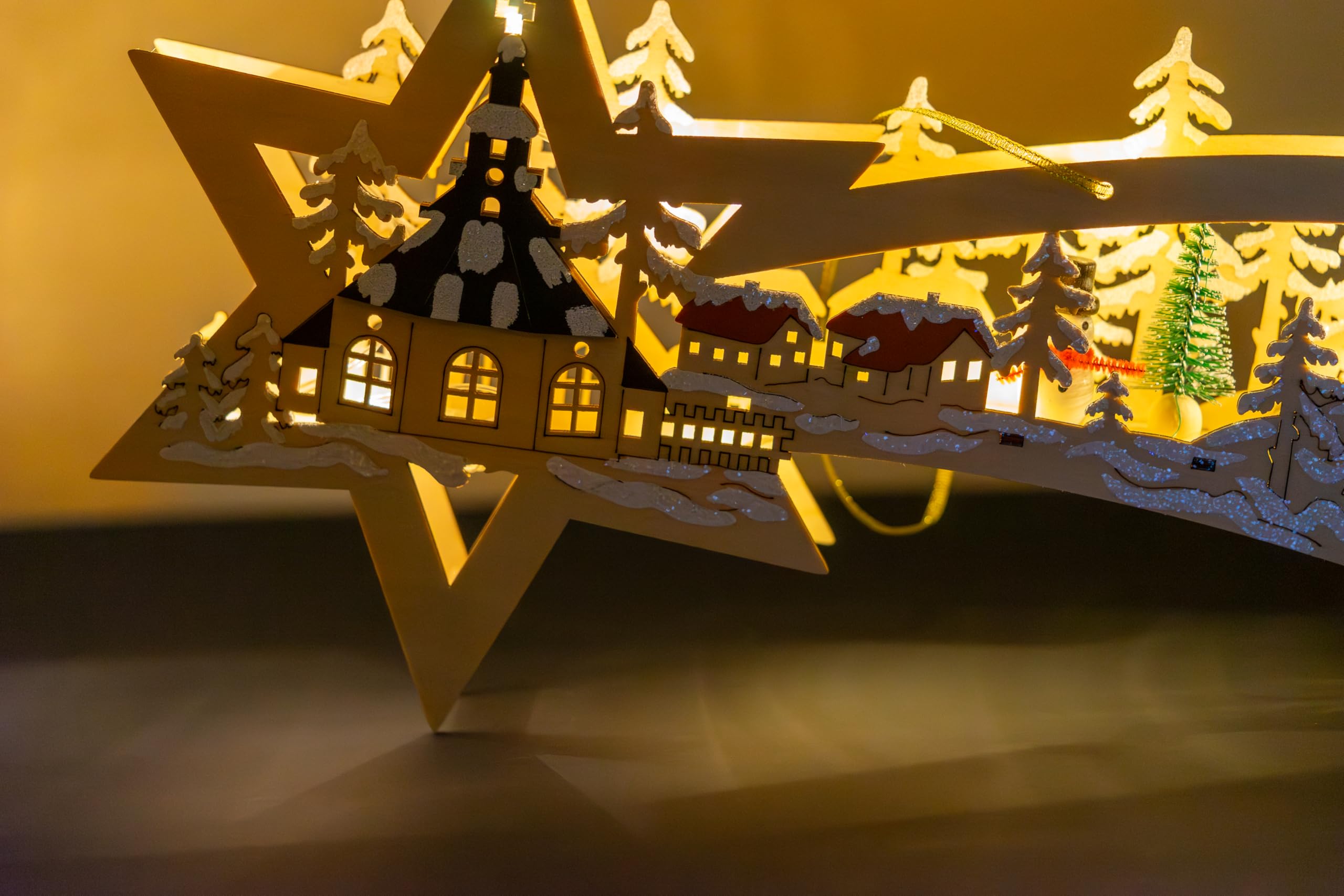 Kaladia Beleuchtete Dekoration/Fensterschmuck Sternschnuppe aus Holz – Motiv: verschneites Dorf - Weihnachtliche Deko mit warmem Licht – Handbemalt & Batteriebetrieben - Maße: 22 x 4 x 22 cm