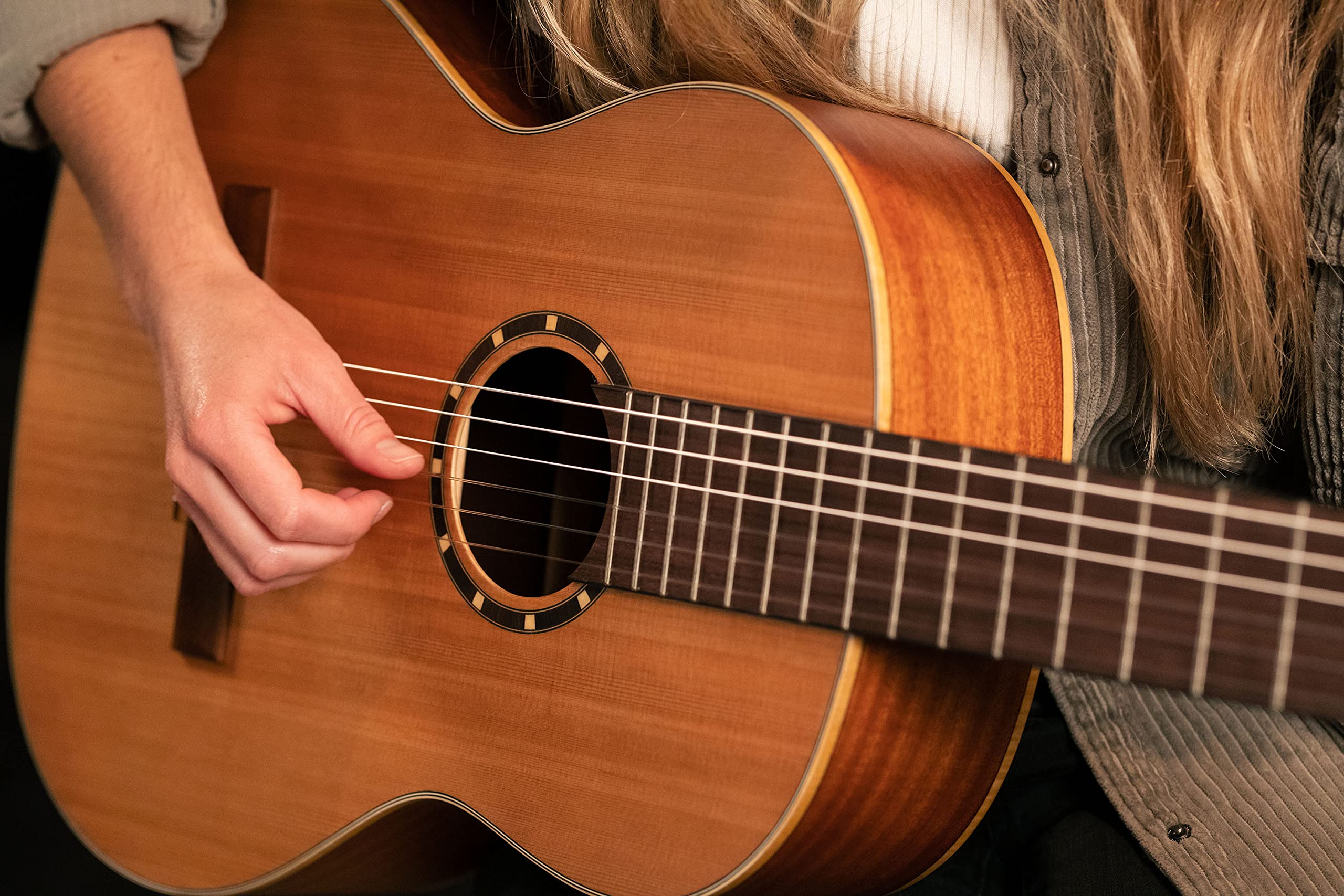 ORTEGA Guitarra Clásica Family Series 4/4 con Funda - NT - Cedro natural, R122