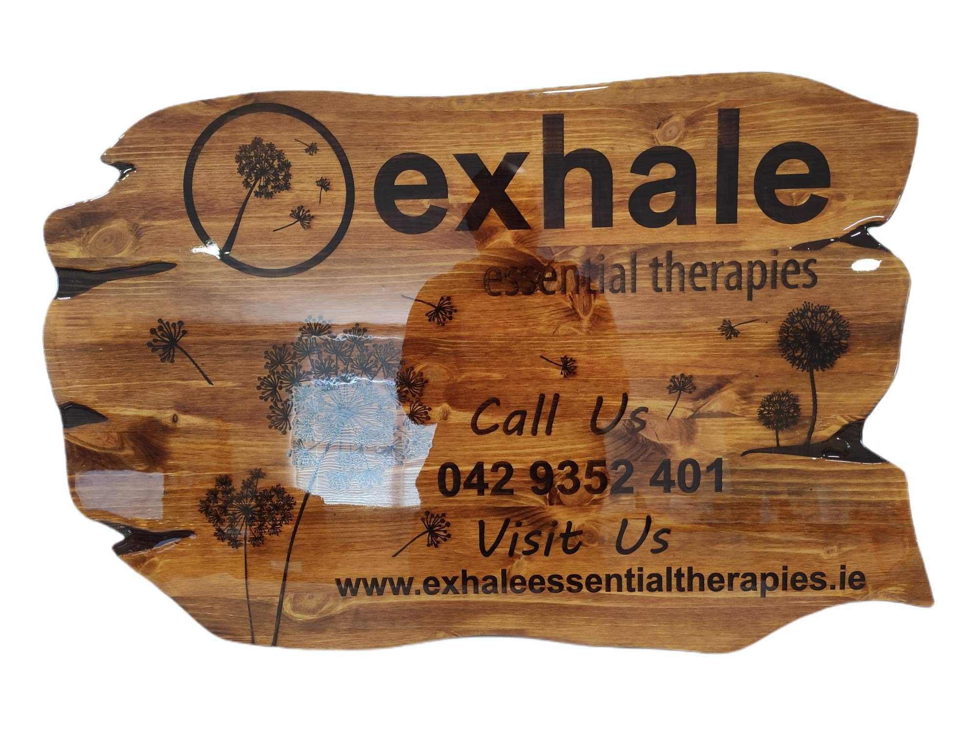 Placa de madera grabada a medida grande hecha a mano para exteriores completamente sellada con resinas. El tamaño del cartel es de 850 x 550 mm, 20 mm de grosor.
