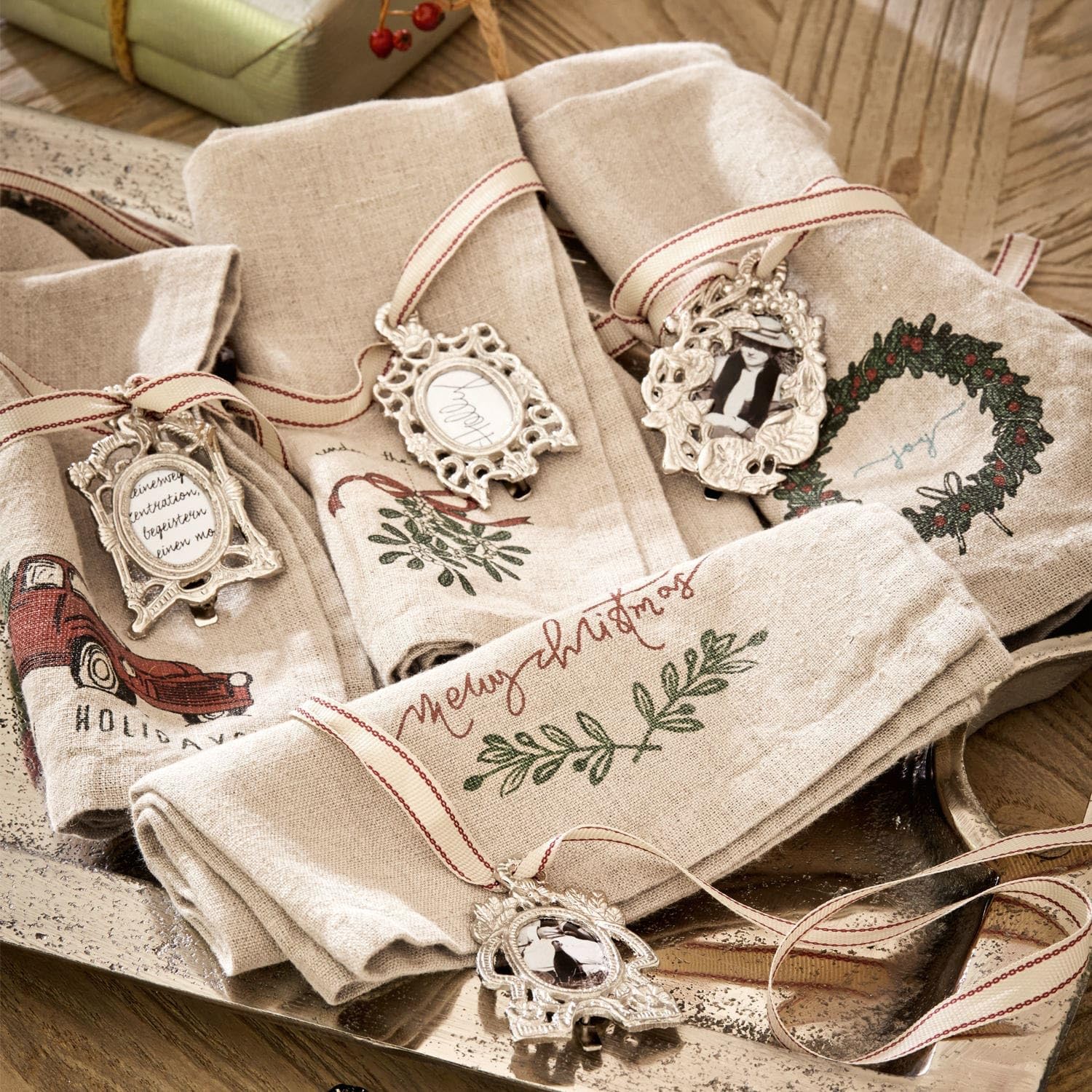LOBERON Serviette 4er Set Camon, beige | Servietten Beige Mit Farbenfrohen Weihnachtsmotiven - Stoffservietten Aus Leinen - Waschbar & Wiederverwendbar - 4 Stück