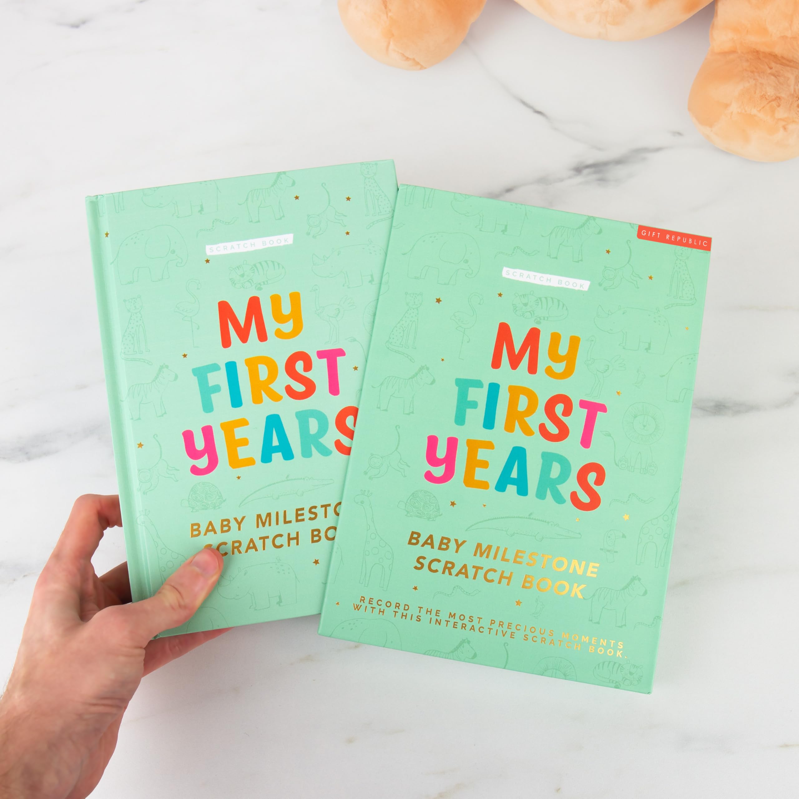 Gift Republic My First Years Baby Milestone Rubbelbuch - Erinnerungsbuch mit 100 Rubbelmeilensteinen - Babyparty Geschenk für frischgebackene Eltern - Erste Babys festhalten