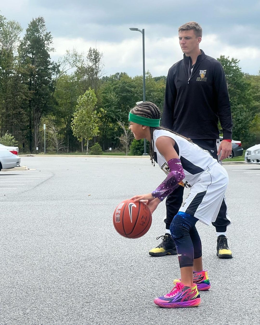 COOLOMG Pantalones de baloncesto con rodilleras para niños, mallas de compresión 3/4, acolchadas, pantalones capri multicaminos