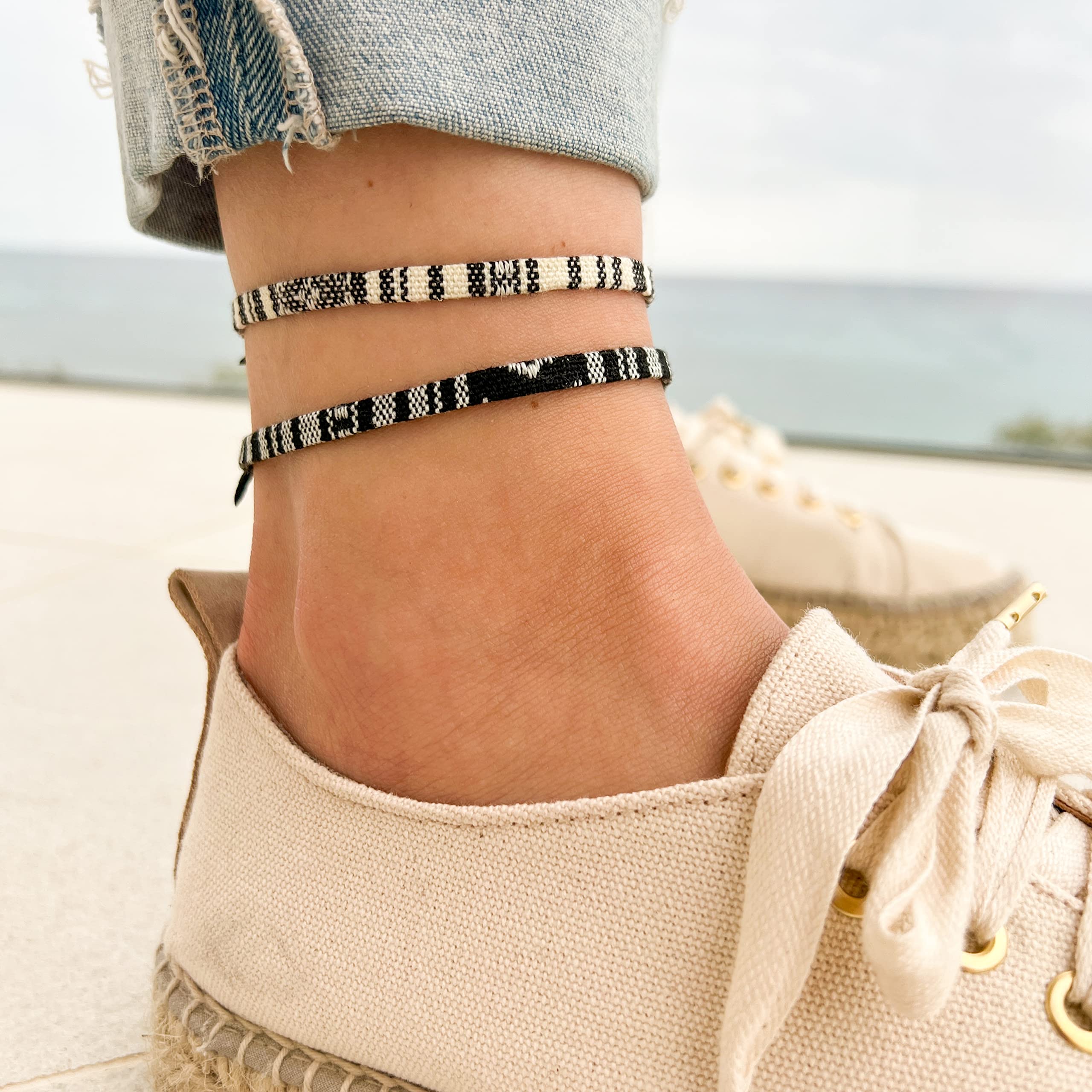 Made by Nami Conjunto de 2 Tobilleras Surferas Mujer y Hombre - Tobillera Fina Estilo Boho Hippie - Accesorios Festivales y Playa - Hechos a Mano - Resistente al Agua y Ajustable (Blanco y negro) — view 2