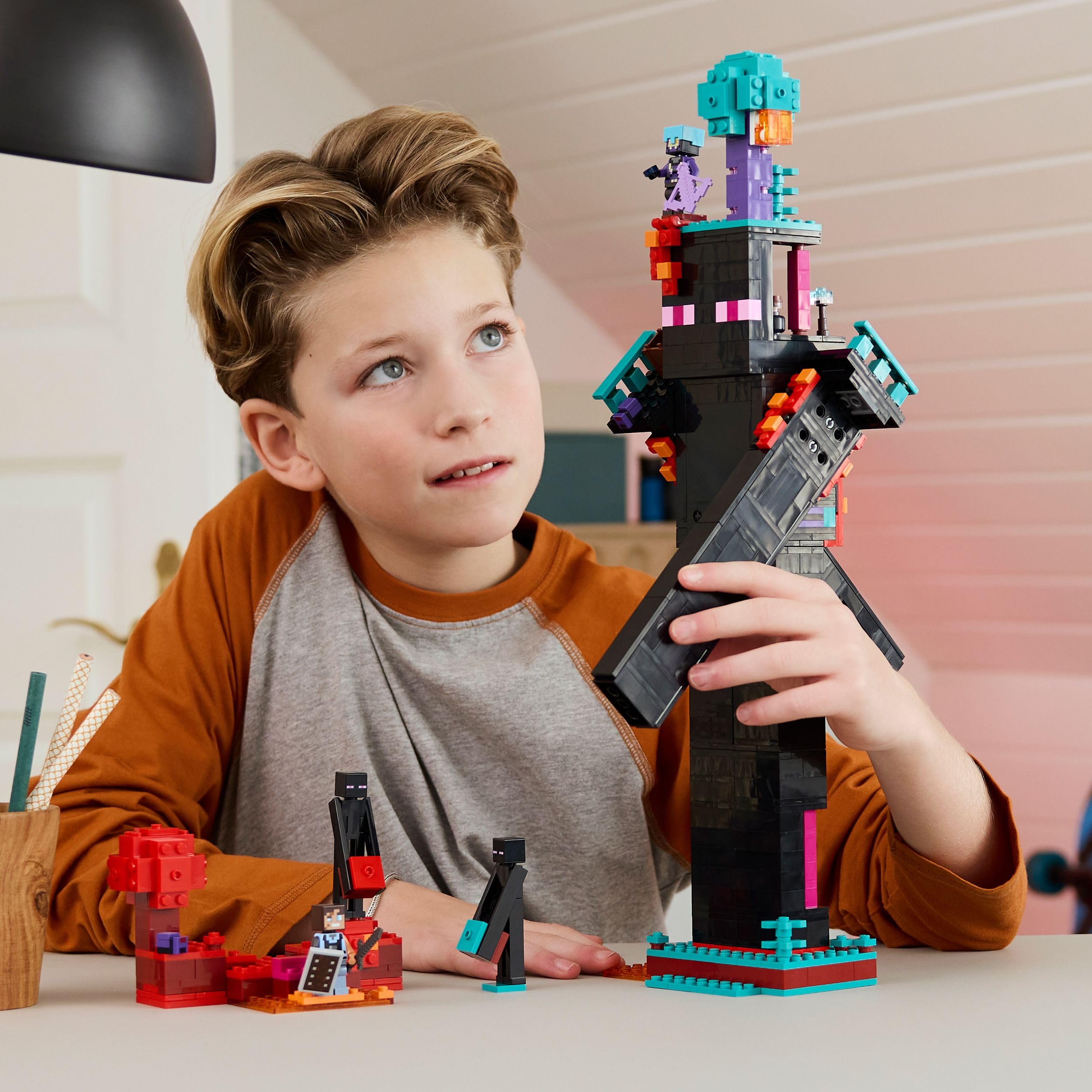 LEGO Minecraft 2in1 Der Enderman-Turm - Modulares Gaming Spielzeug - Lässt Sich in 2 Festungen umbauen - Mit 4 Minifiguren zum Sammeln - Gamer Geschenk für Jungen und Mädchen ab 9 Jahren - 21279