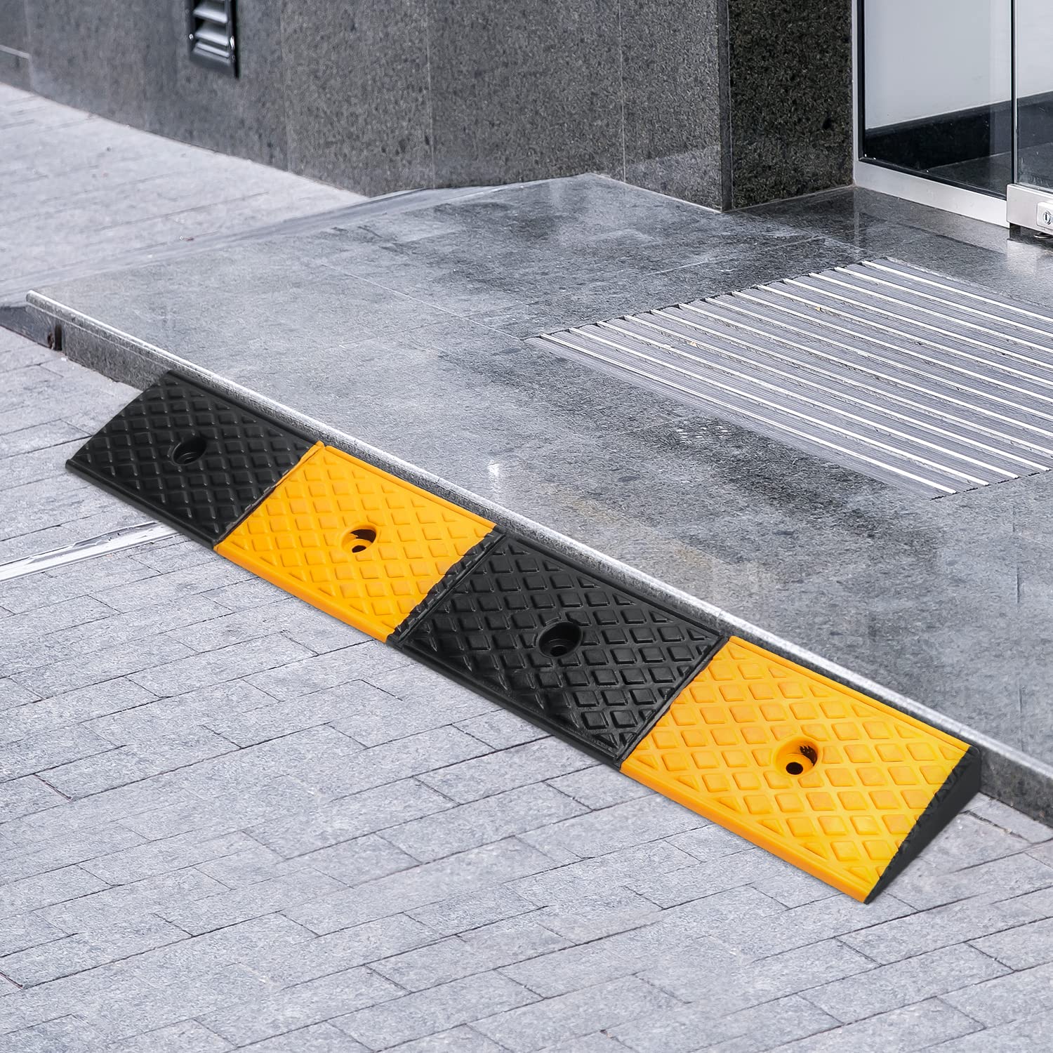uyoyous Rampe de trottoir en caoutchouc de 5 cm de haut - Rampe de seuil de porte - Rampe d'accès - Rampe en caoutchouc pour allée, trottoir, moto, scooter, voiture, 100 x 15 x 5 cm, jaune + noir