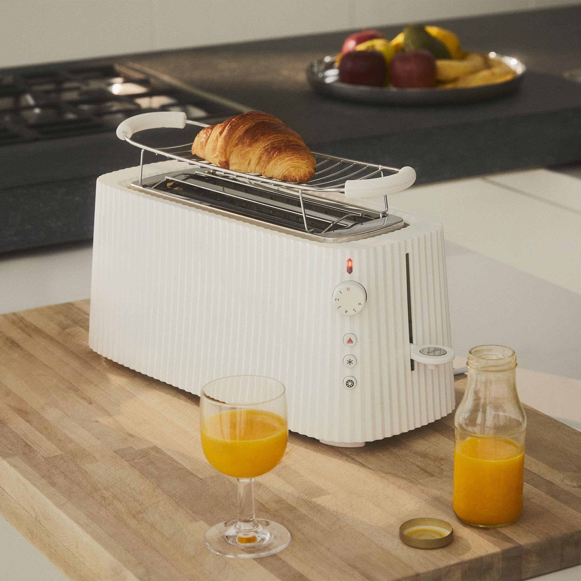 Alessi Plissé MDL15 W - Tostapane Lungo a Doppio Scomparto, in Resina Termoplastica, Griglia Scalda Brioche in Acciaio Inossidabile 18/10 e Resina Termoplastica, Spina Europea 1700 W, Bianco