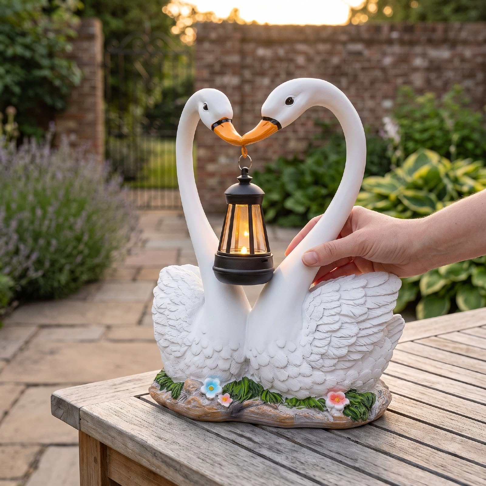 Statua da giardino a forma di cigno solare con lanterna sospesa, romantica coppia di cigni in resina, scultura impermeabile per esterni, decorazione per cortile, prato, patio