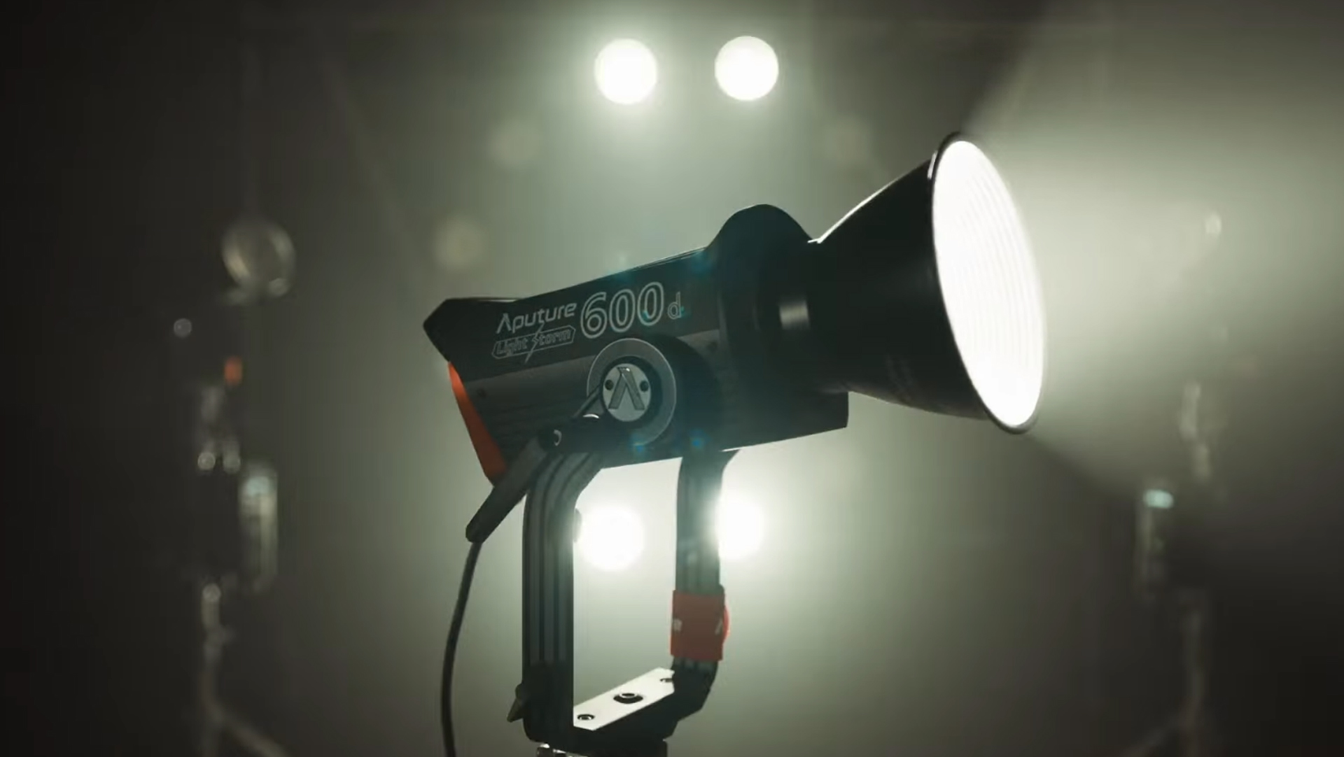 ビデオカメラ Aputure LS 600d Amazon.com : Aputure LS 600d LED Video Light V-Mount, CRI & TLCI