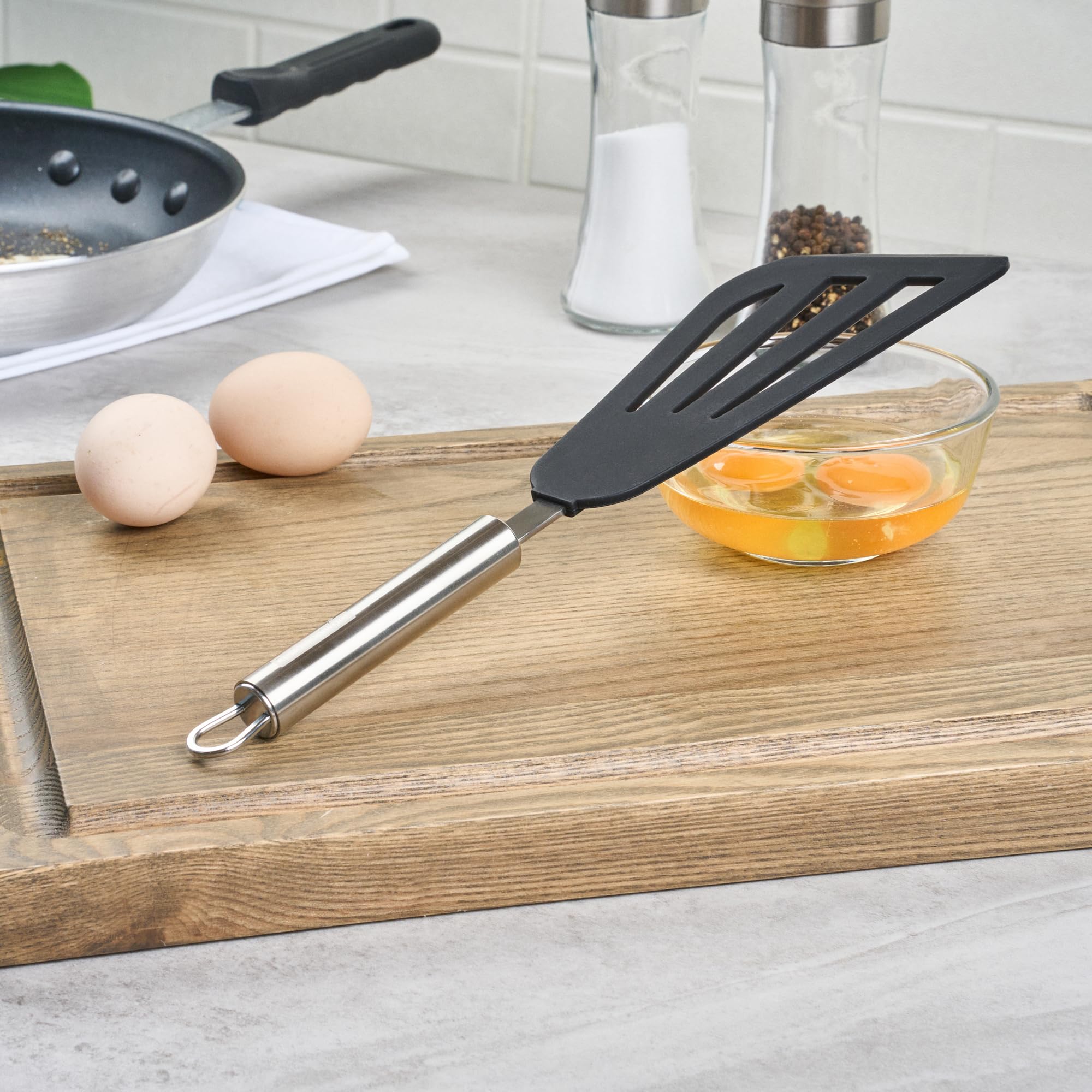 Restaurantware - Espátula de cocina estándar alemana de 12.7 pulgadas, 1 espátula de pescado resistente al calor, hoja ranurada, lavavajillas, espátula de nailon negro con mango de acero inoxidable,