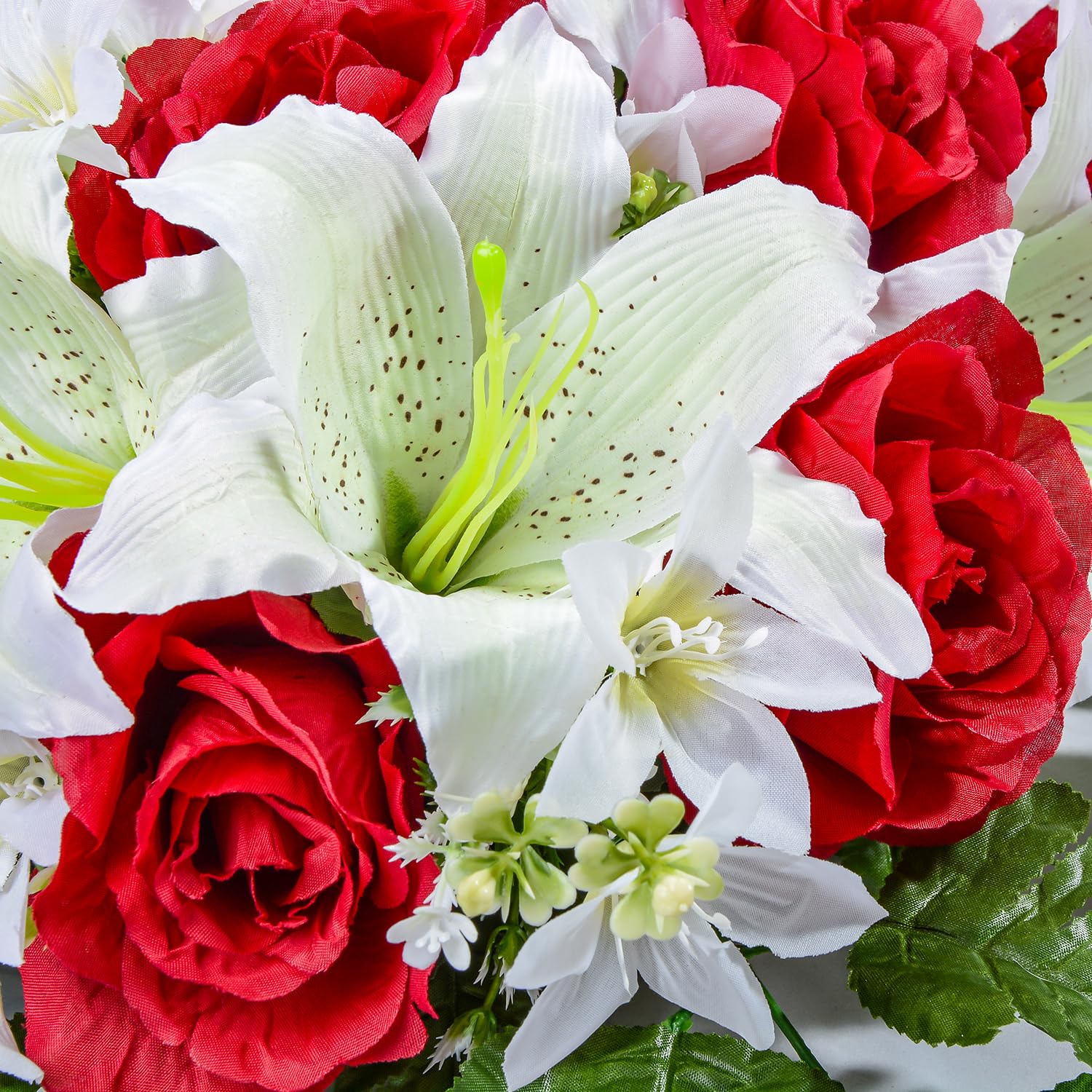 Fleur Artificielle pour Pierre tombale, Fleurs de cimetière, Bouquets de lys Roses artificiels pour décoration extérieure de Pierre tombale. (Lys Blanc, Selle de Fleurs)