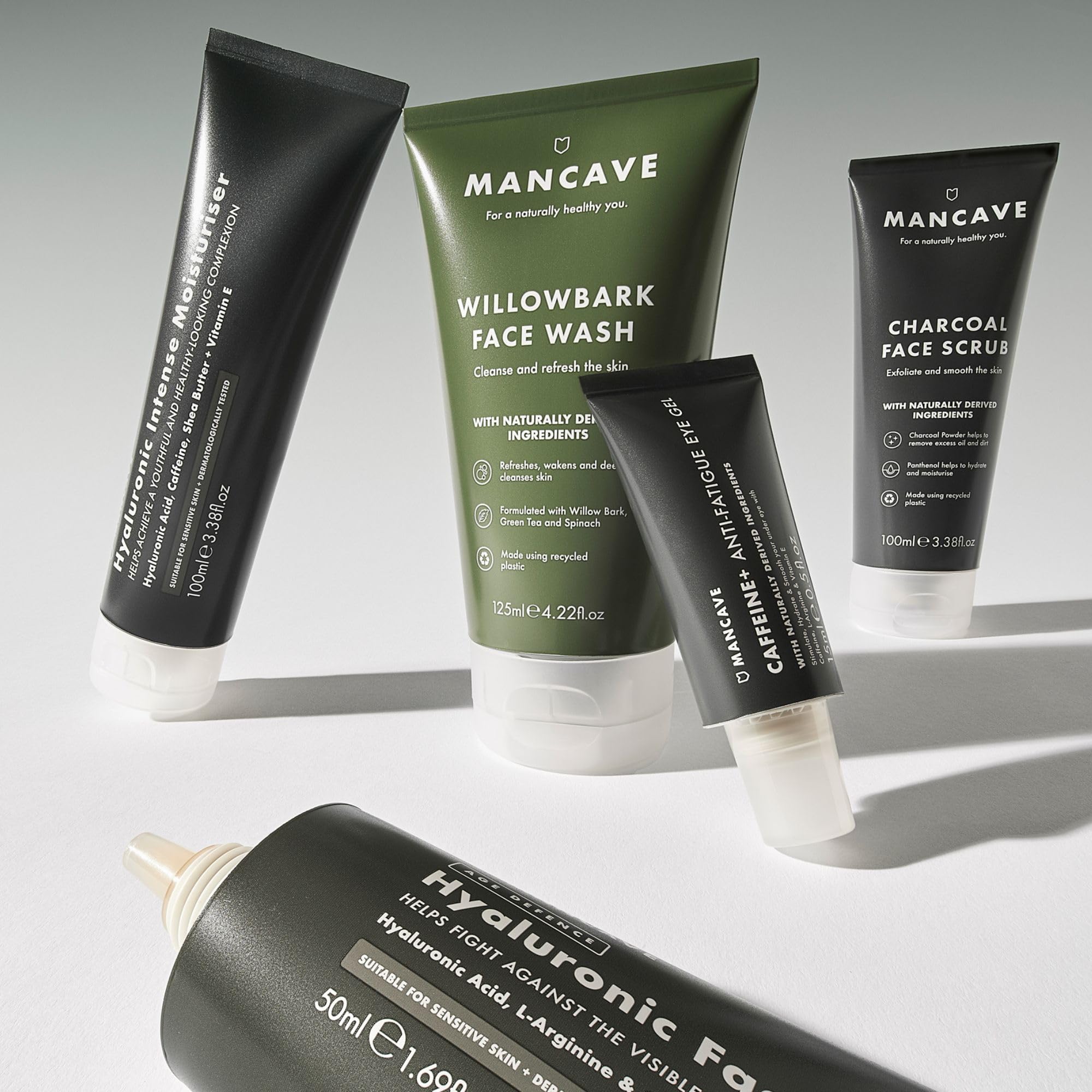 ManCave Hydration+ Zestaw Upominkowy do Pielęgnacji Skóry, Krem SPF 20, Żel do Mycia Twarzy, Peeling, Serum Hialuronowe, Żel pod Oczy, Dermatologicznie Testowany, Wegański