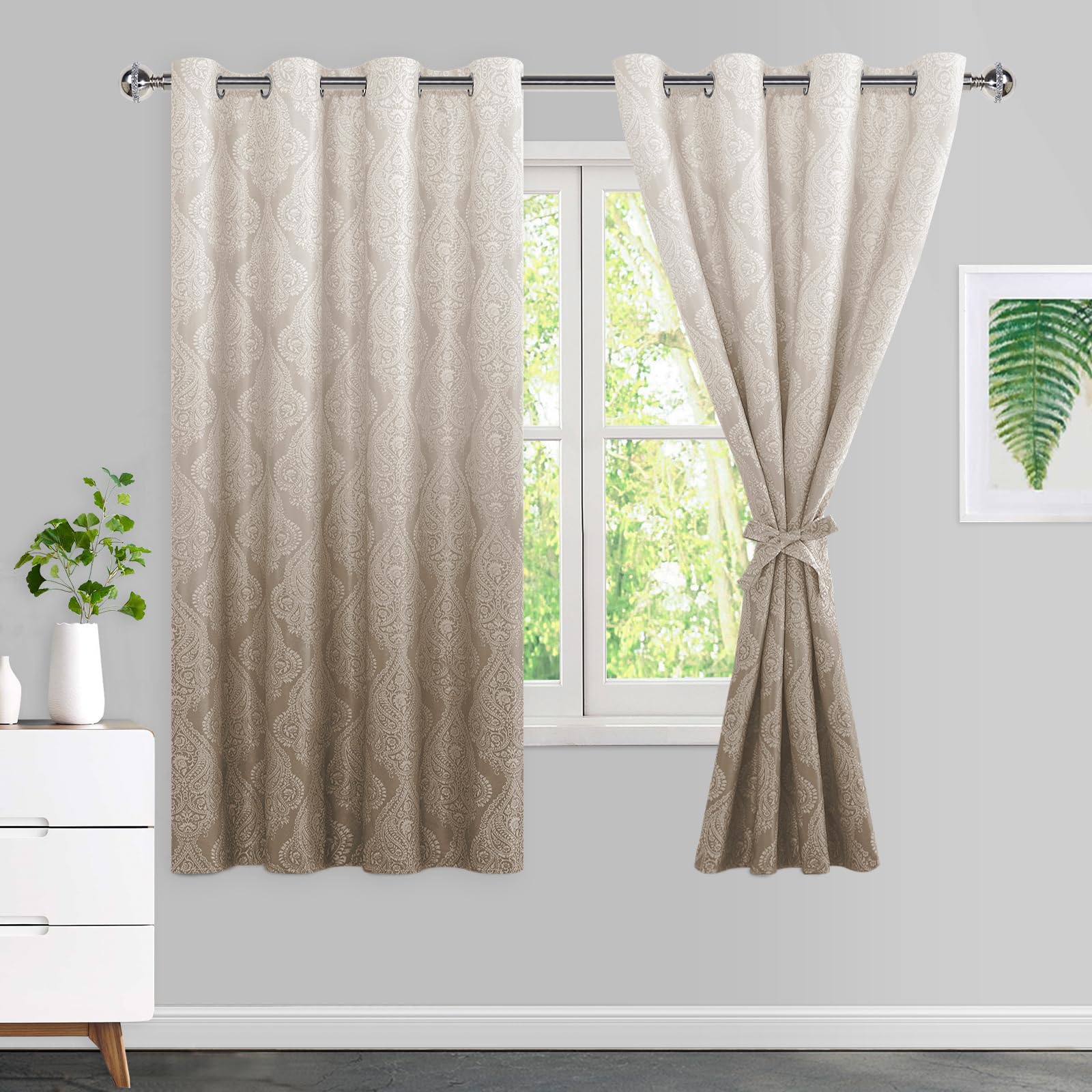 Rideaux occultants taupe pour tamiser la lumière de la chambre à coucher