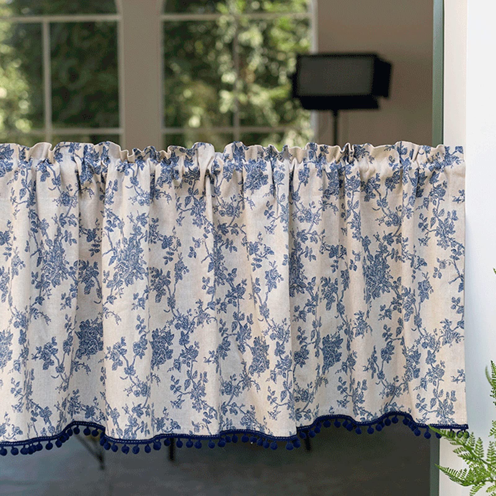 Cortinas con aislamiento térmico corto y estampado azul de media ventana