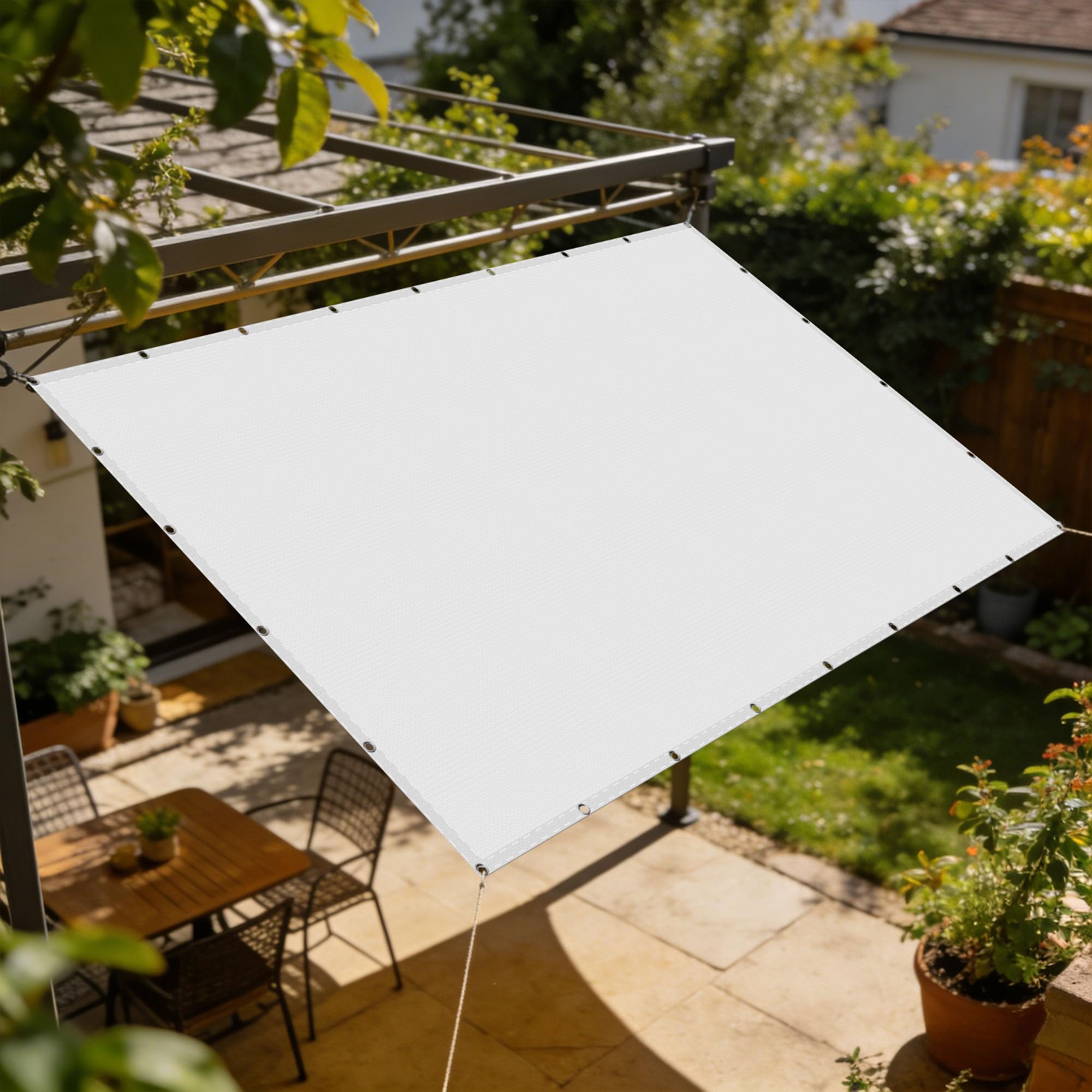 Toile d'ombrage blanche pour repas sur la terrasse et après-midi détente au bord de la piscine
