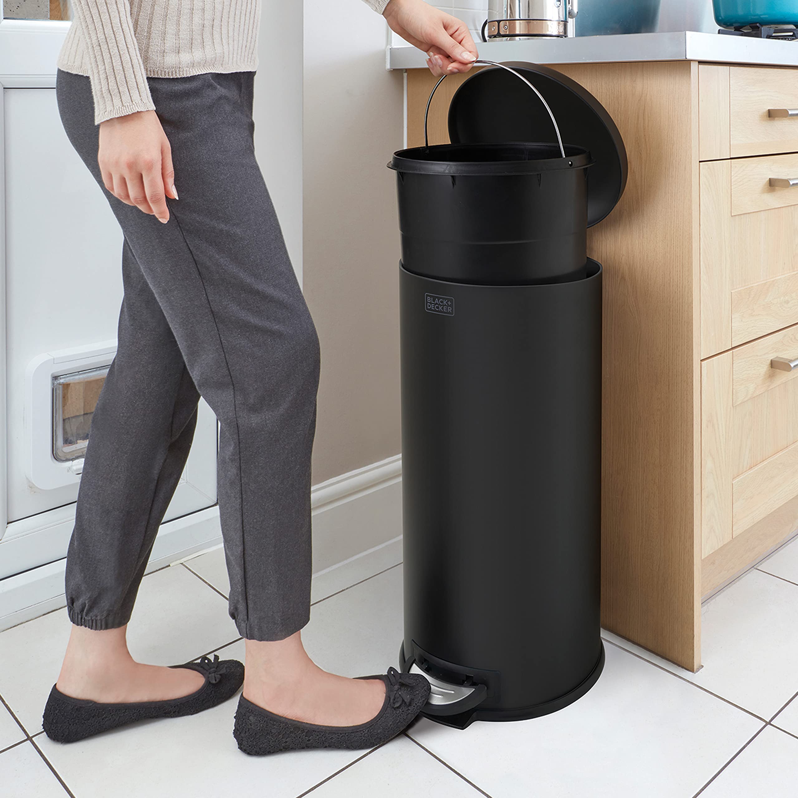 BLACK+DECKER Tretmülleimer 30L Matt Schwarz Slimline | Gewölbter Deckel | Sanft Schließender | Herausnehmbarer Inneneimer mit Tragegriff | Fingerabdruckfrei | Fußpedal