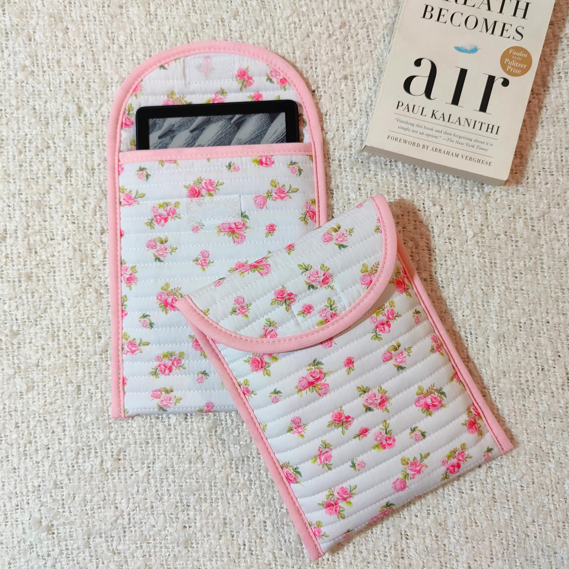Custodia trapuntata per Kindle - Custodia imbottita in cotone per e-reader con imbottitura e chiusura in velcro, compatibile con Kindle Basic, Paperwhite e ColorSoft (Petal Whisper, bianco)