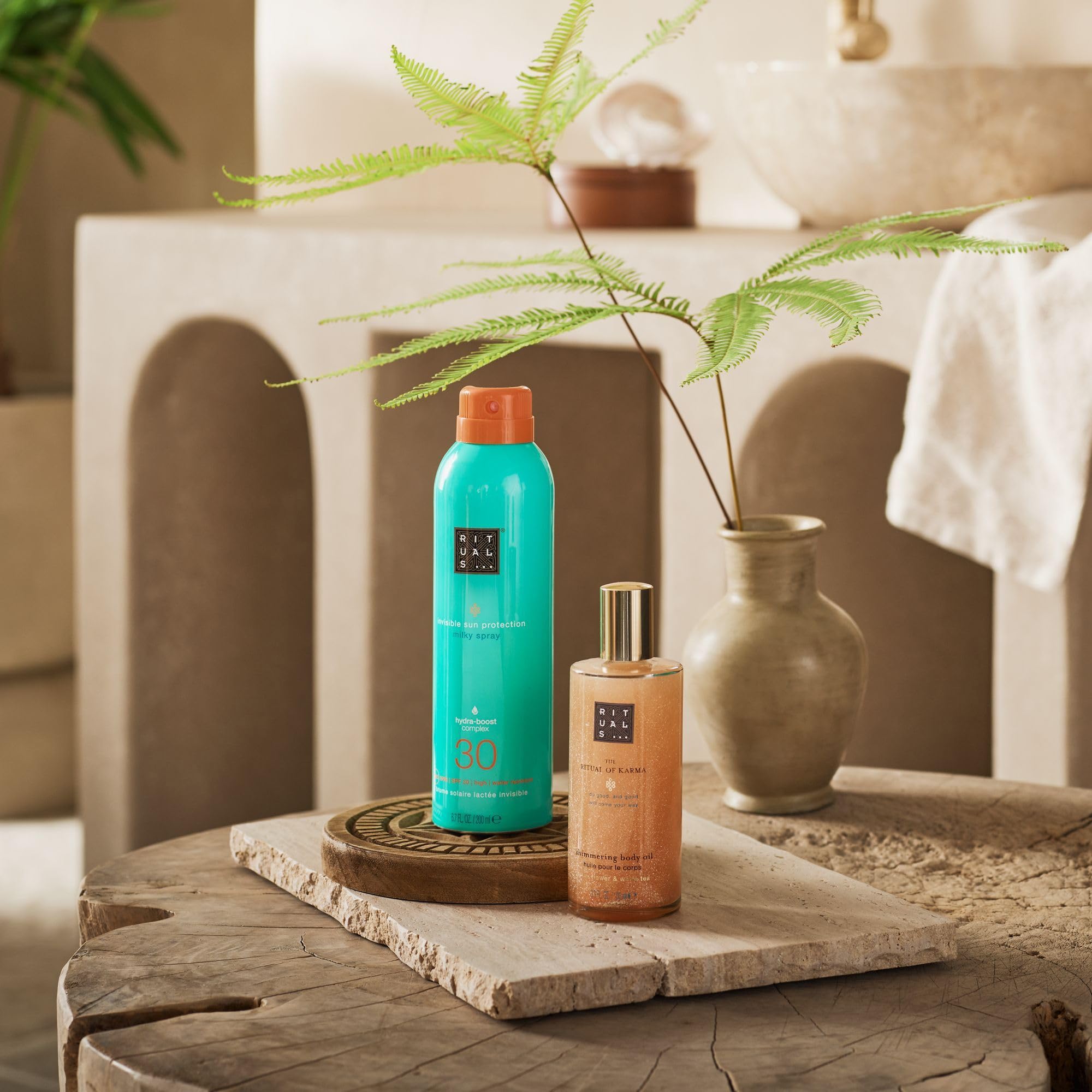 Rituals The Ritual of Karma Summer Duo – Spray de crema solar SPF 30 y aceite corporal brillante – Set de regalo con aroma de loto y té blanco
