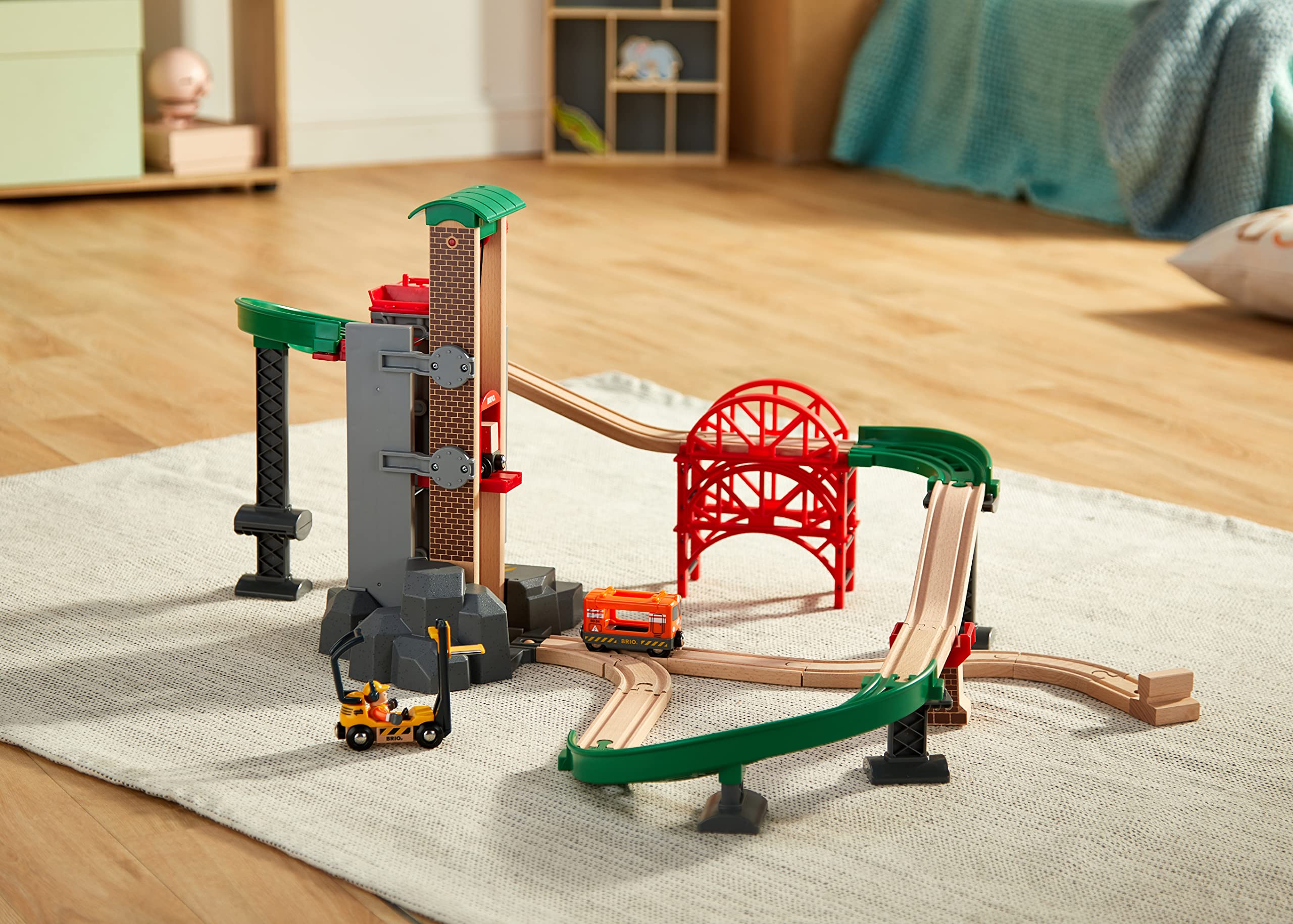 BRIO World 33887 Großes Lagerhaus-Set mit Aufzug - Zubehör Holzeisenbahn - Konstruktionsspielzeug empfohlen für Kinder ab 3 Jahren