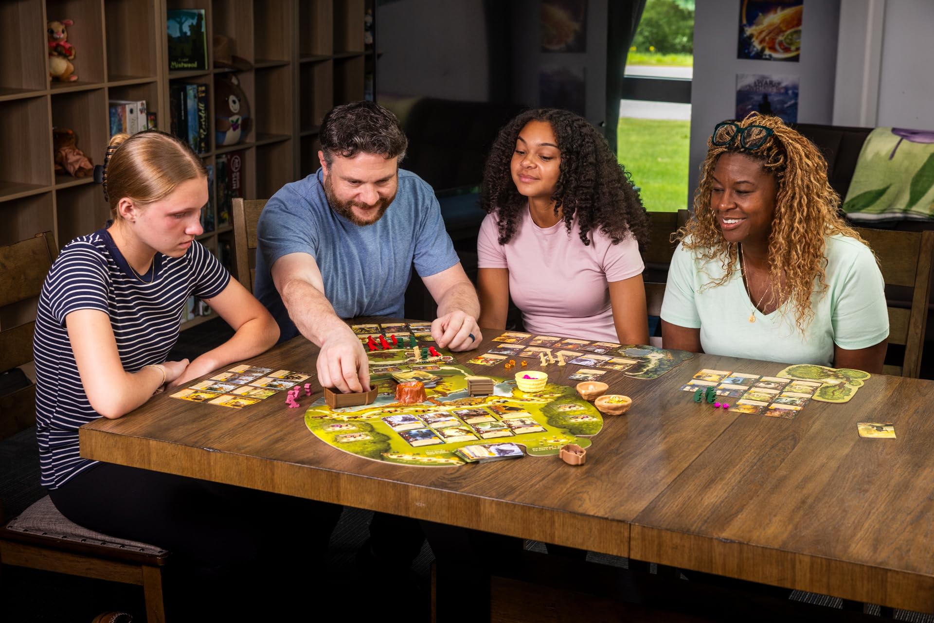 Starling Games Everdell: Bellfaire Extension - gra planszowa dla 5-6 graczy z mocami gracza, nowa plansza rynkowa i specjalne karty wydarzeń - wymaga podstawowej gry Everdell
