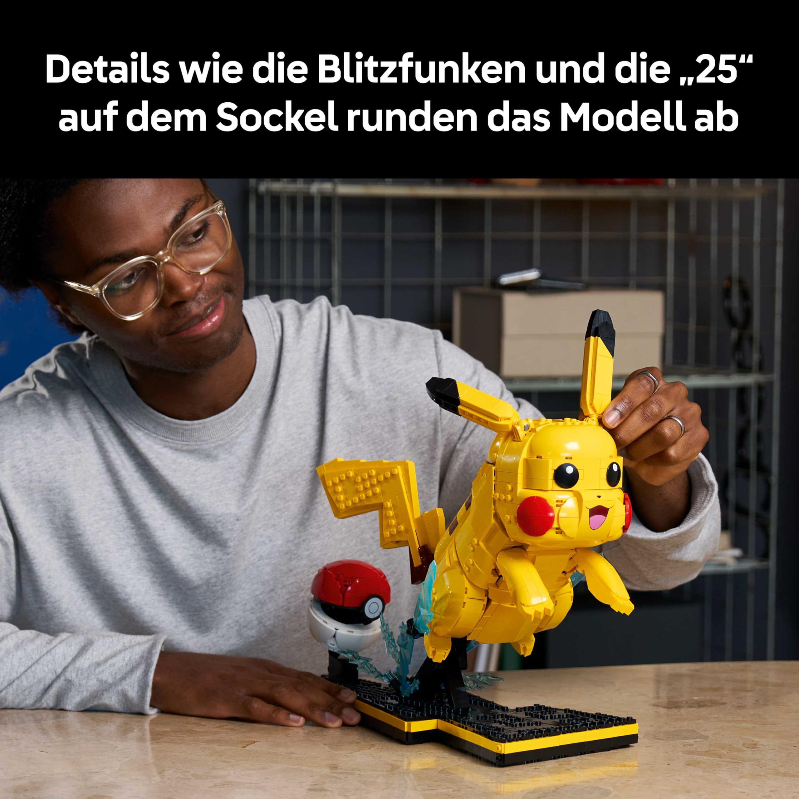 LEGO Pokémon Pikachu und Pokéball - Bauset für Erwachsene - Modellbau mit beweglicher Anime Figur und dynamischem Ständer - DIY Deko für Zimmer oder Schreibtisch - Geschenk für Gaming Fans - 72152