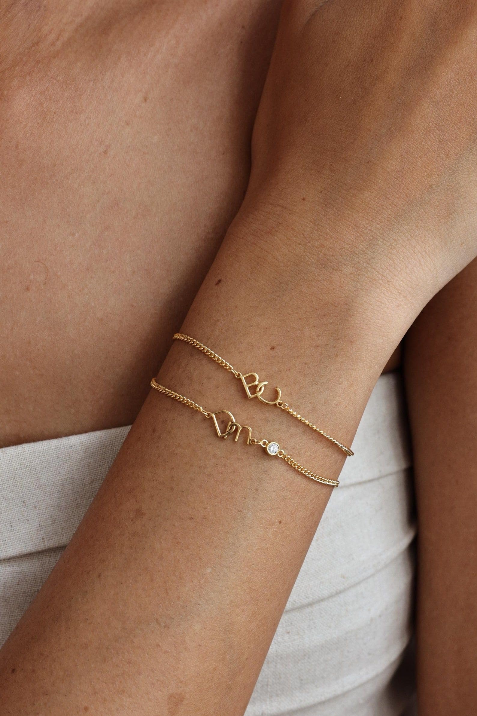 Pulsera de amistad personalizada 925 plata de ley dos encanto inicial con la cadena de la cuna de la cuna pulsera de la novia hecha a mano