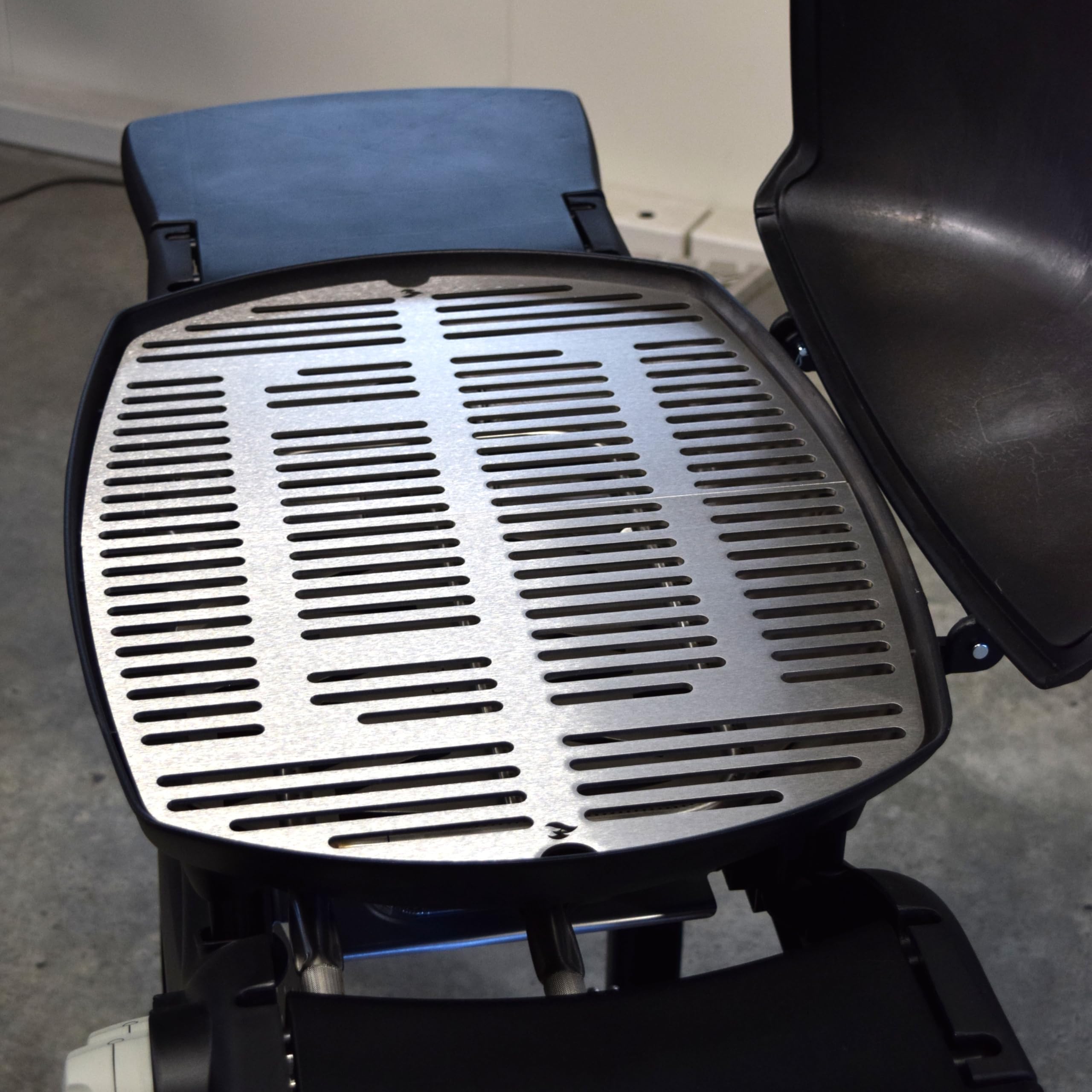 Grillrost.com Das Original Edelstahl INOX Grillroste für die Weber Q300/3000 Baureihe | spülmaschinenfest - Set aus 2 Hälften