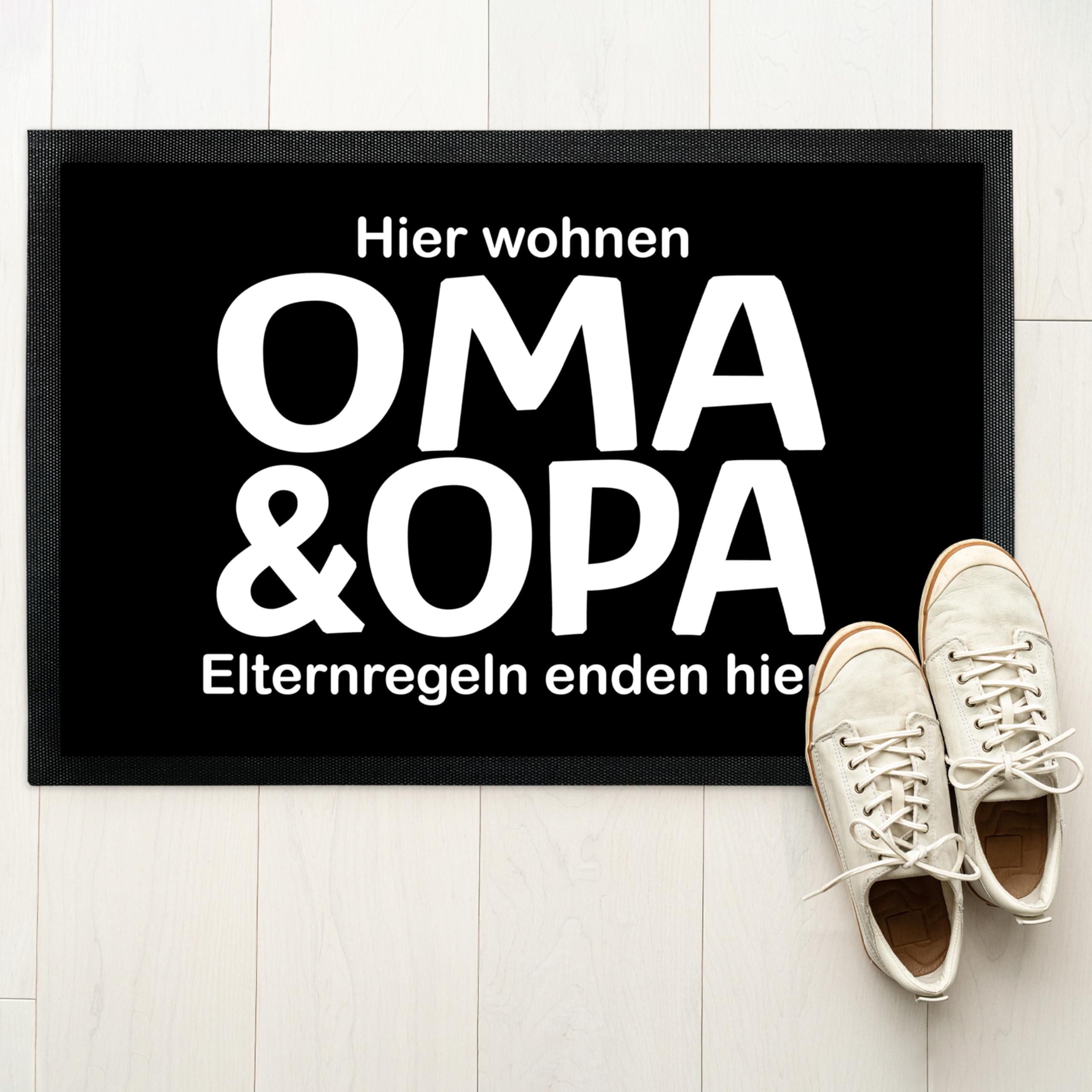 True Statements Deko-Fußmatte 75 x 50 cm Hier wohnen Oma & Opa - Geschenk für Großeltern zur Rente - rutschfeste Schmutzfangmatte Türvorleger Eingangstürmatte Fußabtreter Innen & Außen