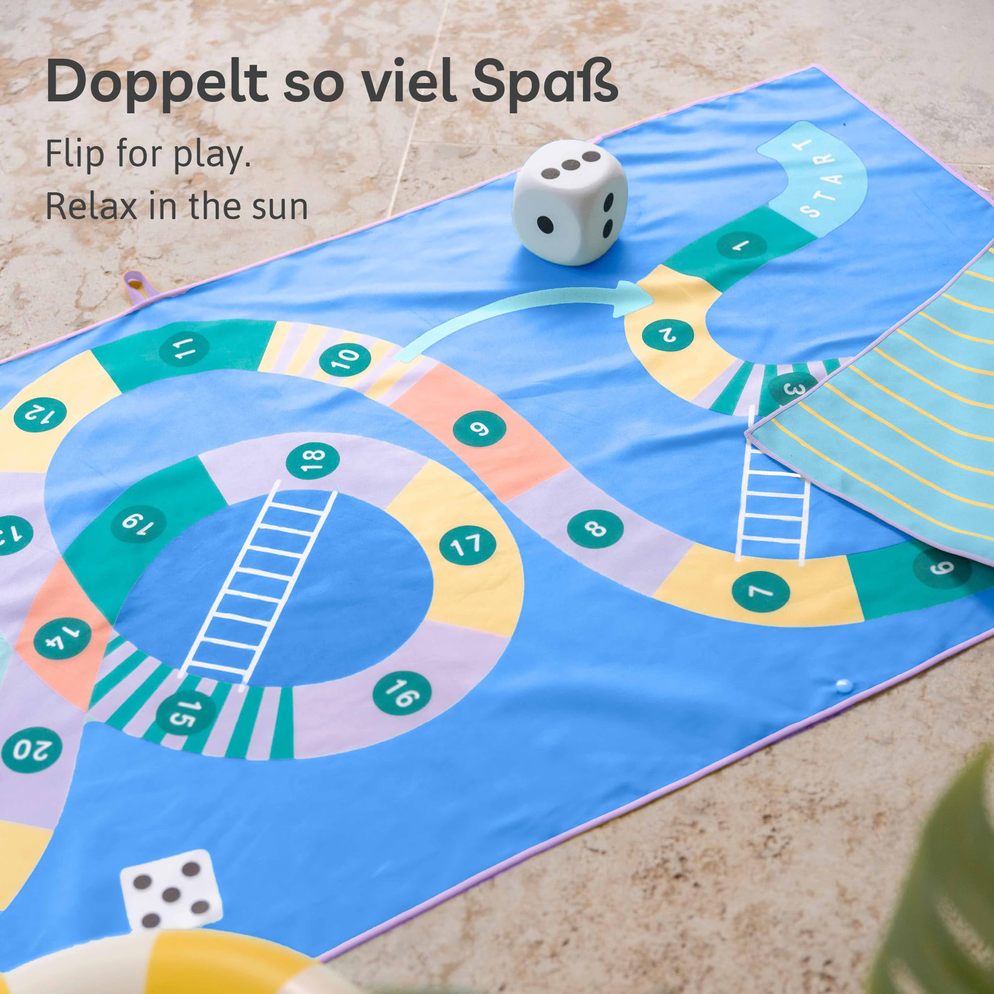 Quut – Strand-/Poolhandtuch für Kinder mit Spiel – Ultraschnell trocknende Mikrofaser, sandfrei – kompakt, leicht (Schlangen und Leitern, M - 140 x 70 cm)