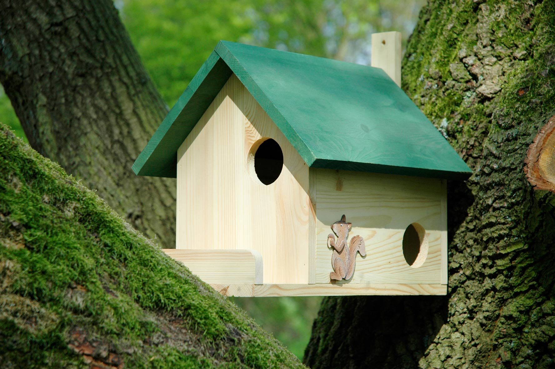 dobar® 22218e Eichhörnchenkobel - Schlafplatz für Eichhörnchen - Eichhörnchennest aus Massivholz - Überwinterungsstation zum Aufhängen - 26 x 47,5 x 34,5 cm - Grün