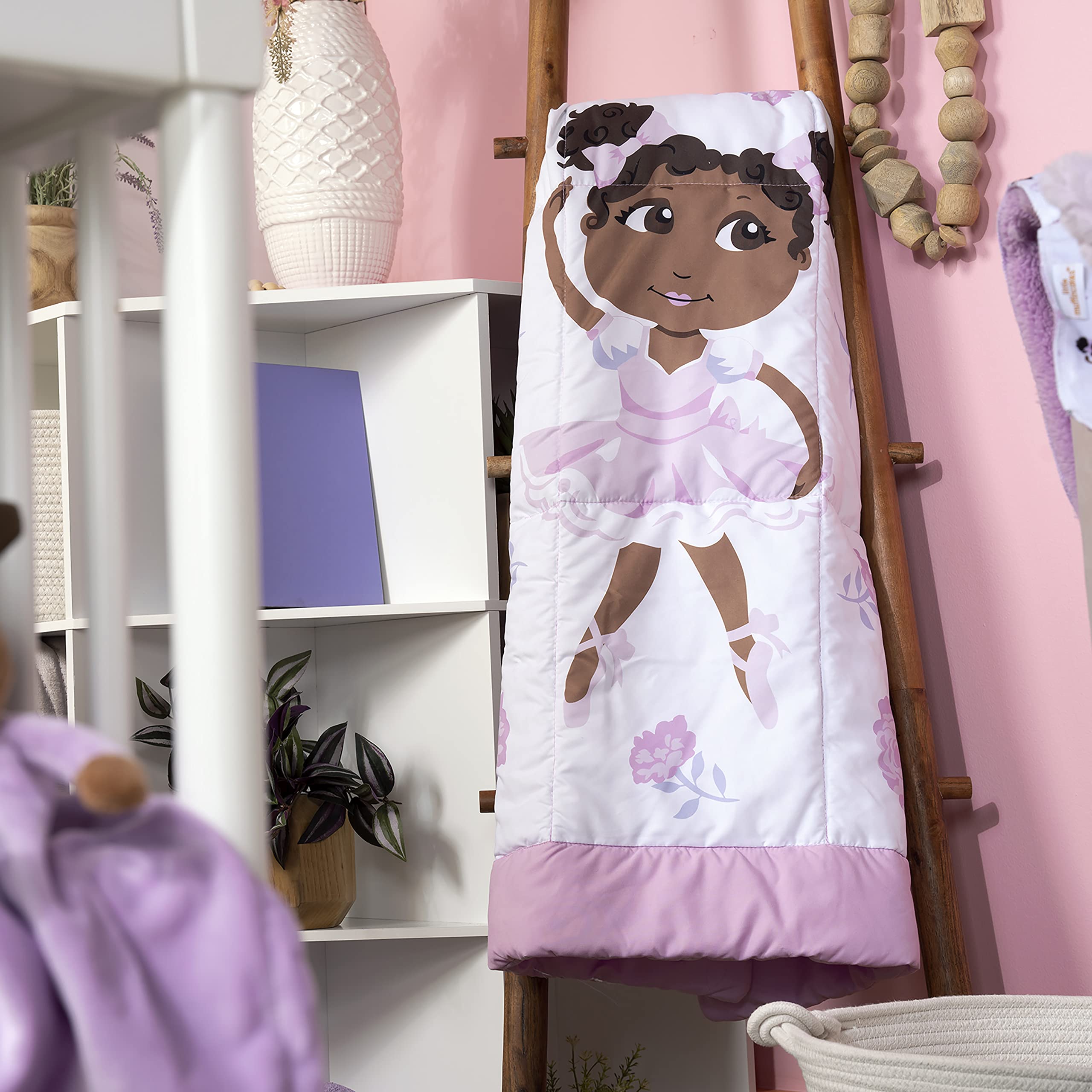 Little Muffincakes Zhara - Manta Acolchada para niños pequeños, Estampado de Bailarina y Flores, 42 x 34 Pulgadas, 18 Meses en adelante, Color Rosa