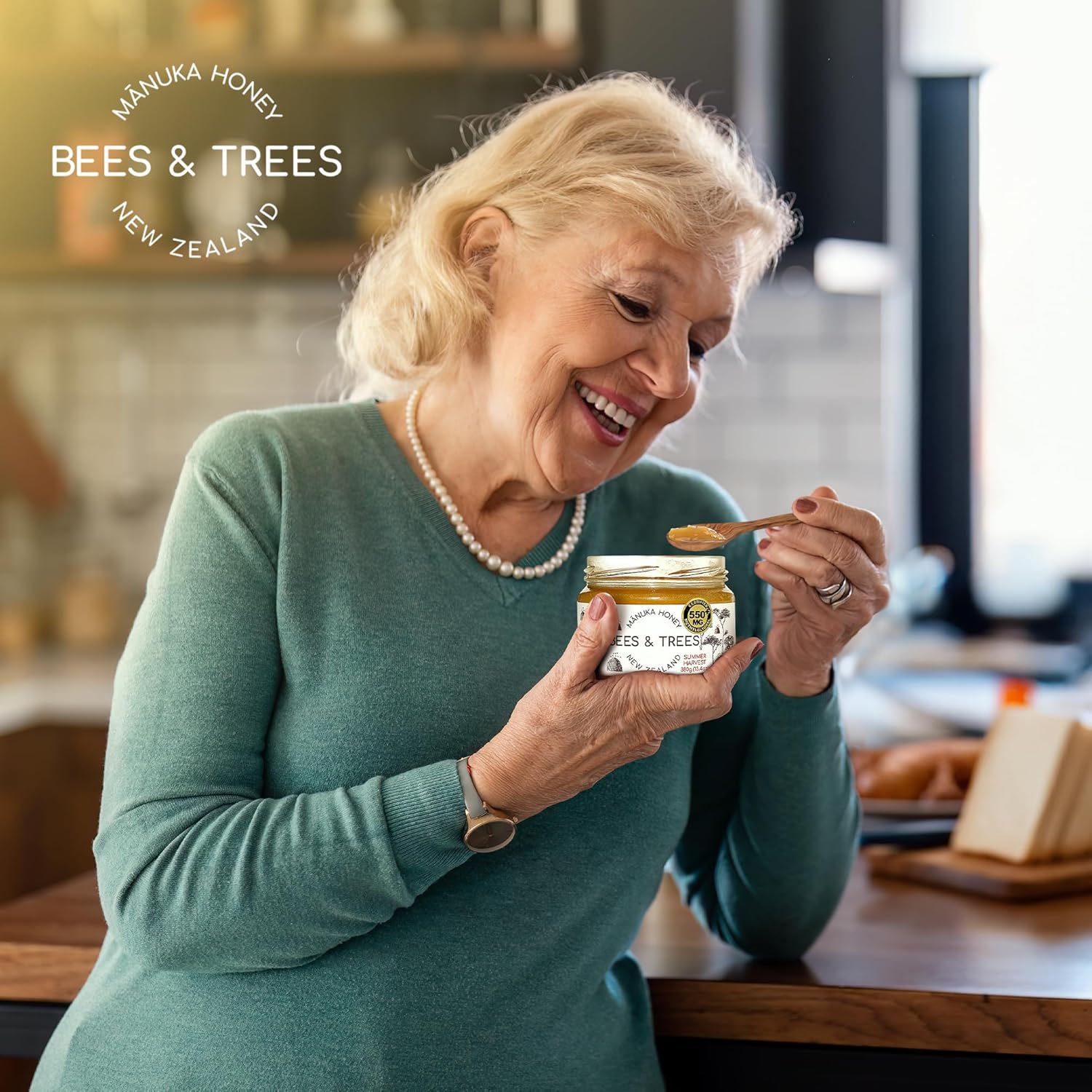 Bees & Trees Manuka Honey 550+ MGO – New Zealand Pure Monofloral, Raw – Premium & Minimally Processed for Health, Strength & Vitality – Unpasteurized Superfood in Gift Set - 380g (13.4oz) Glass Jar