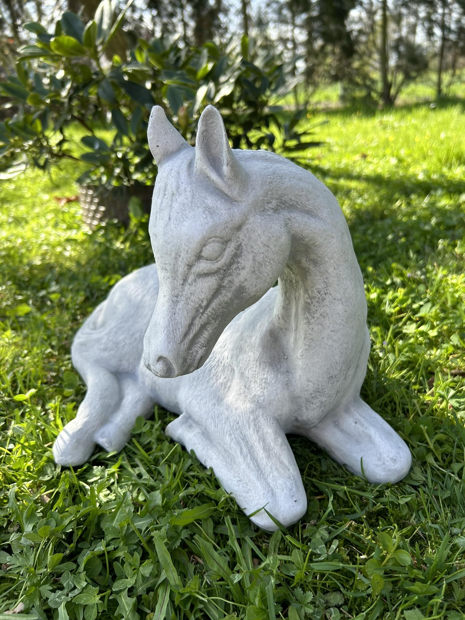 FABRIQ Figurka leżącego konia – realistyczna dekoracja ogrodowa ze sztucznego kamienia, szerokość 40 cm, masywna