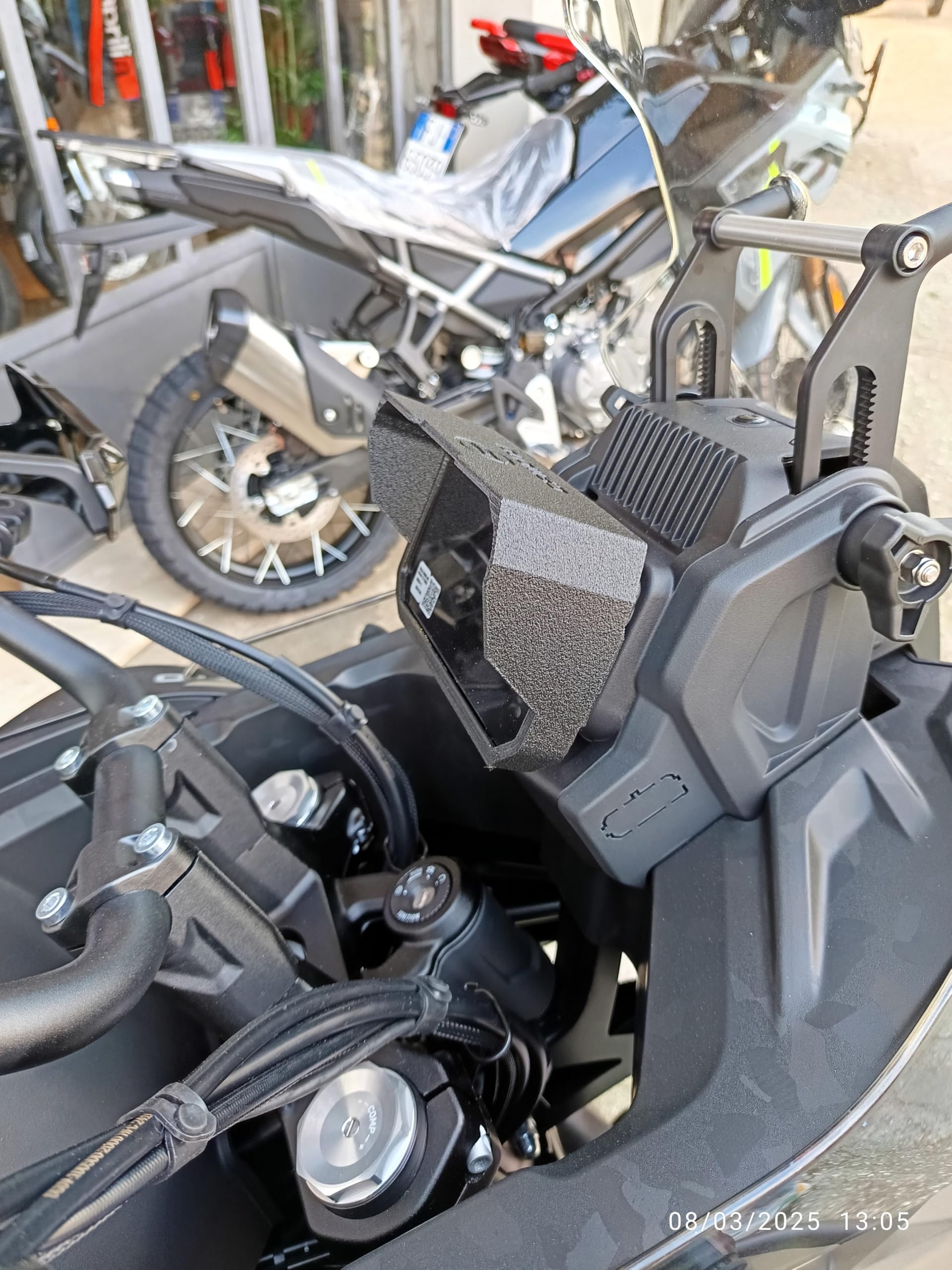 Visiera Parasole per CFMOTO 450MT 700MT ADV – Copertura Schermo TFT Antiriflesso per Tachimetro Moto – Compatibile con CF MOTO 450 GT450 MT450 700 MT ADV (VARI MODELLI) (NERO LOGO INCASSATO)