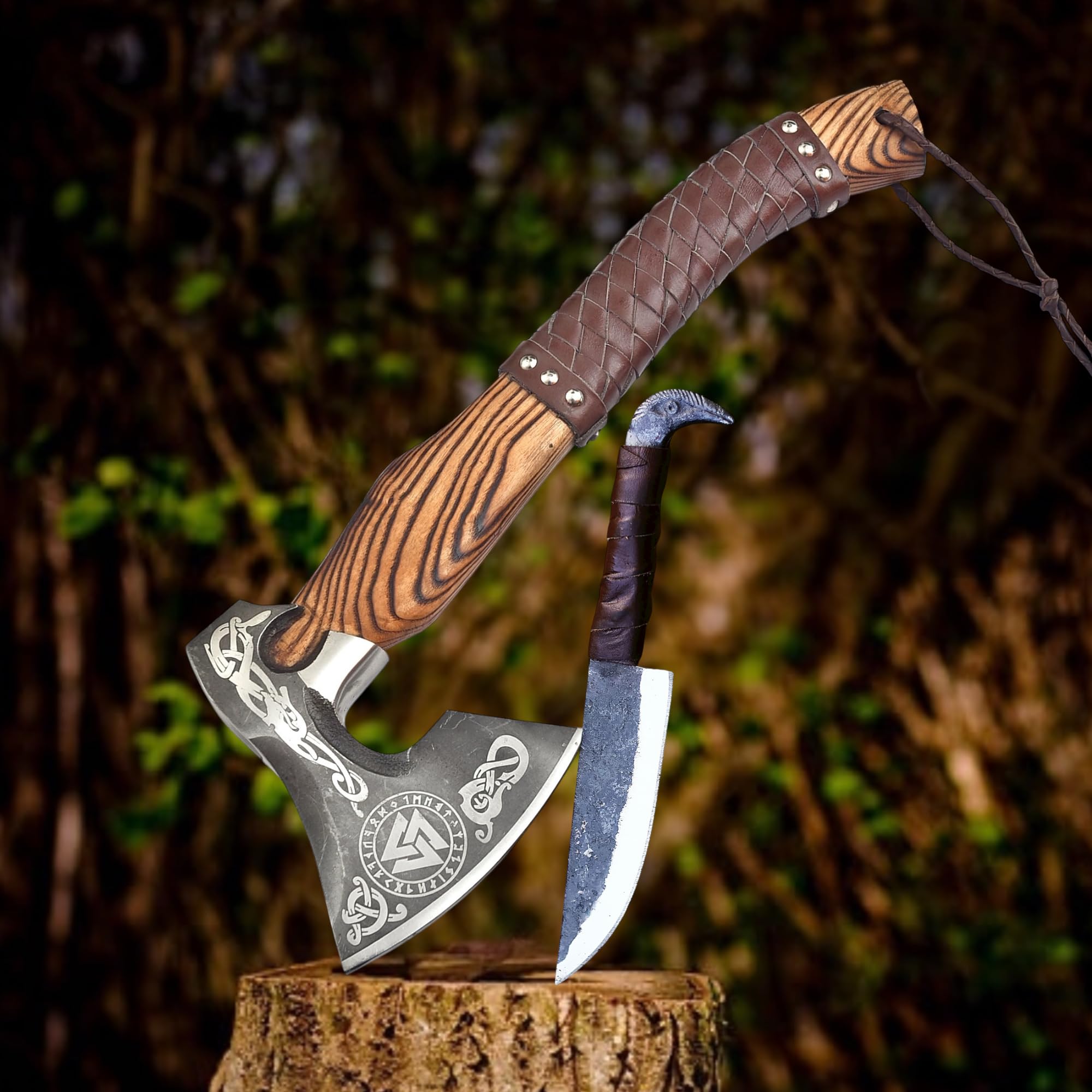 Hacha vikinga - Hacha hecha a mano 2 en 1 y cuchillo de cabeza de gallo. Mango de 48 cm de madera de arce. Hoja afilada de acero al carbono 1095 con funda de cuero
