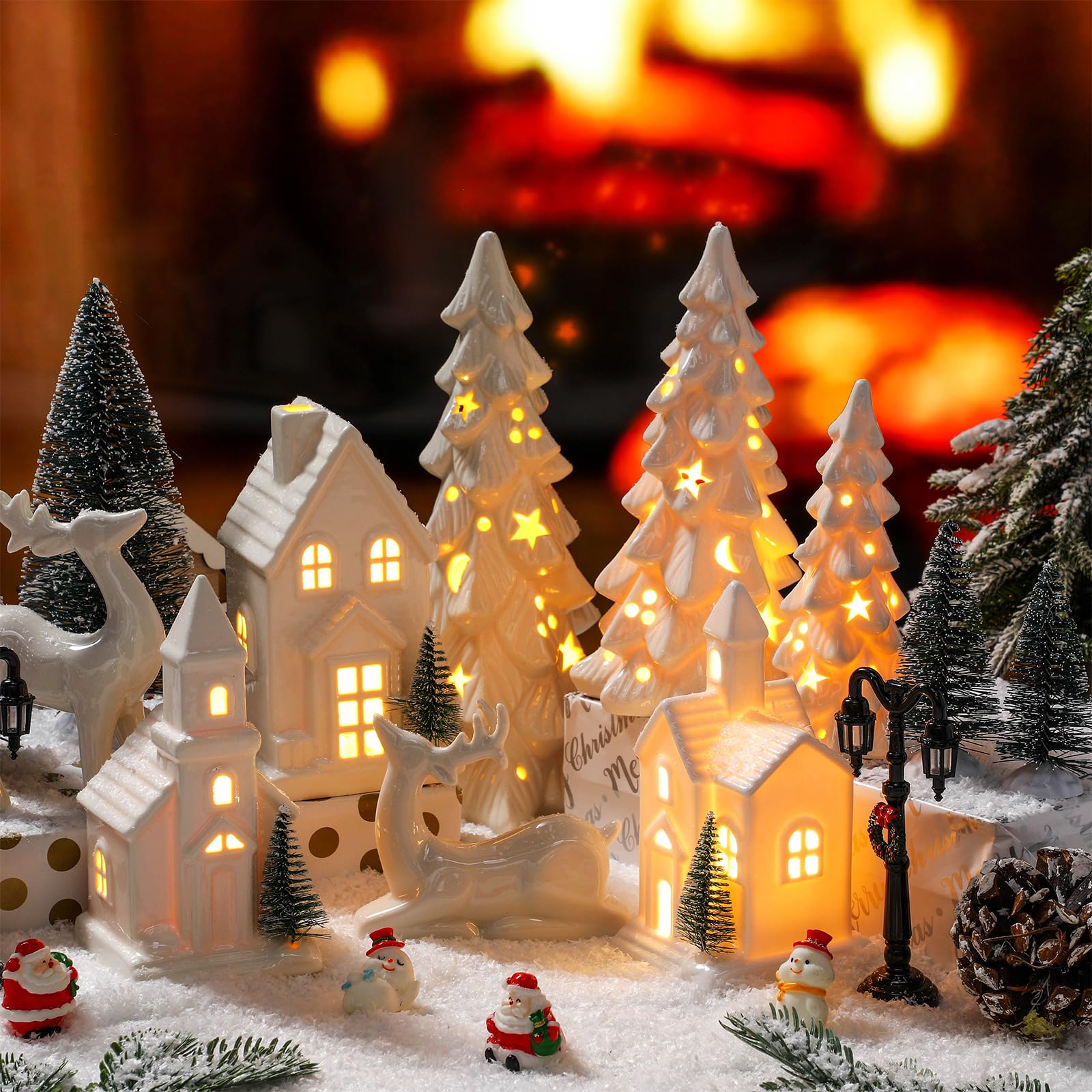Nuogo Lot de 14 maisons de village de Noël à LED en céramique blanche avec sapin de Noël, figurine de renne en porcelaine, petit lampadaire, décoration de village d'hiver pour cheminée de table de