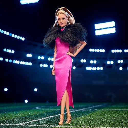 Miniatura 2 de Barbie Muñeca exclusiva, Keeley de Ted Lasso con vestido rosa y chal de piel sintética, coleccionable con embalaje exhibible