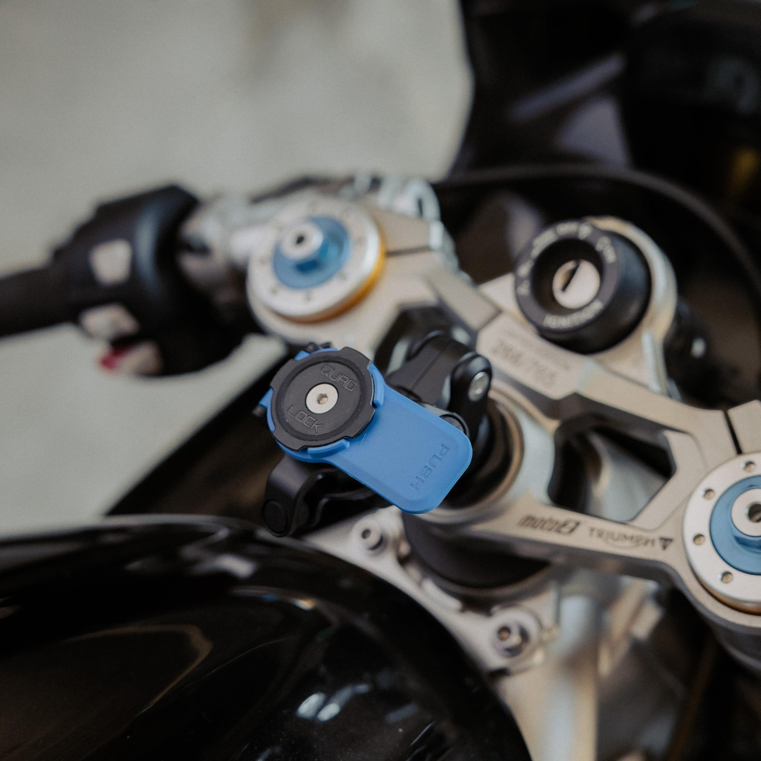 QUAD LOCK Soporte de Teléfono para Tubo de Dirección de Moto (V2) con Amortiguador de Vibraciones y Funda mag para Pixel 8a