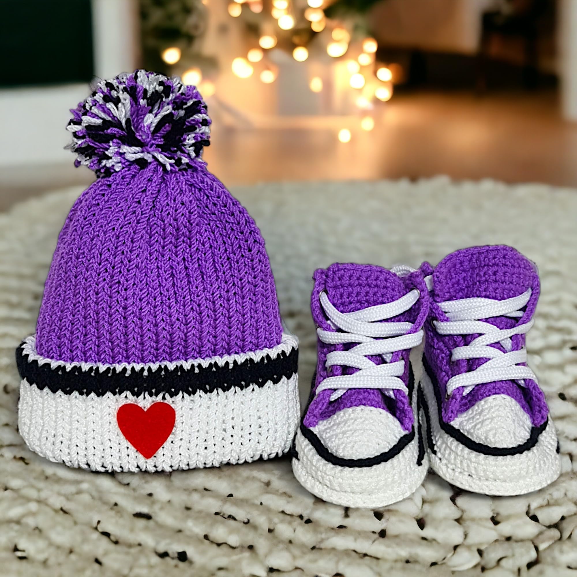 Handgemachtes geschlechtsneutrales Häkel Baby lila Sneaker und Mützen Set, weiche Sohle, individualisierbar, perfekt für Neugeborene Jungen und Mädchen, 0-3M bis 9-12M