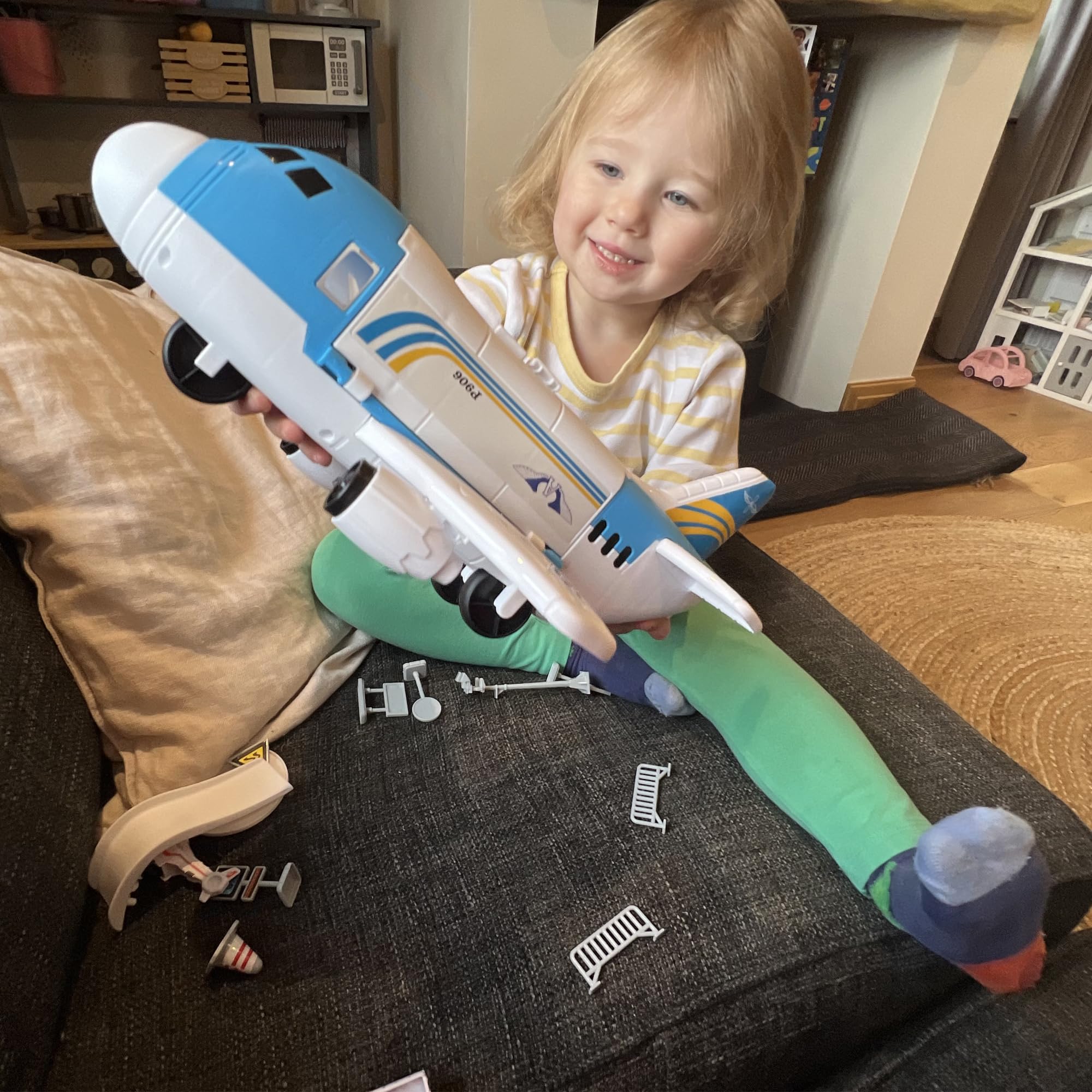 Teamsterz Metro City Aeroplane Transporter Playset, Blue and White, H15.5cm x W9.5cm x D35.5cm - Image 4