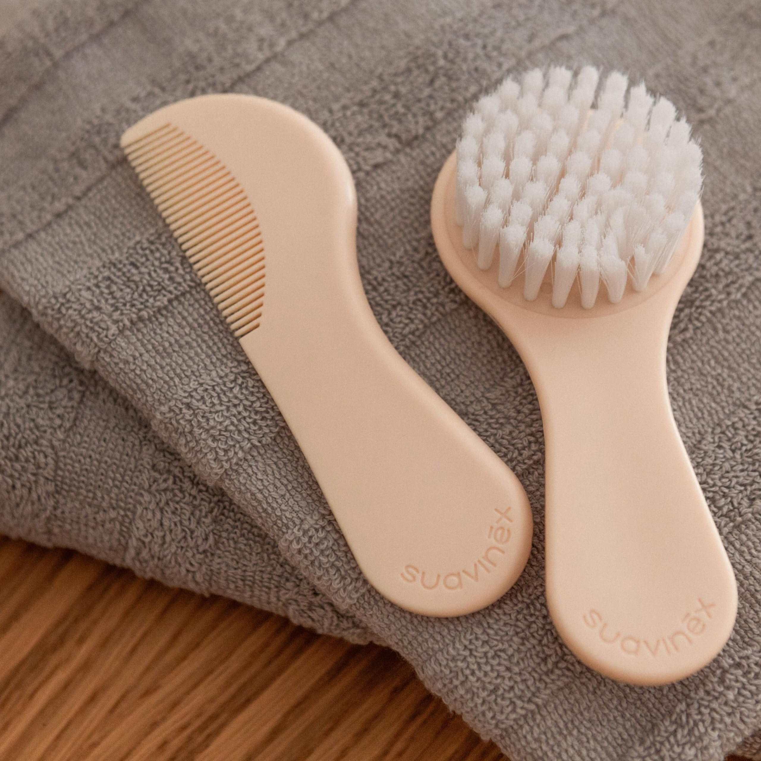 Suavinex, Brosse à cheveux pour bébé et Peigne. Lot Brosse - Peigne pour nouveau-nés. Fibres très Douces. Hygge Collection. Rose