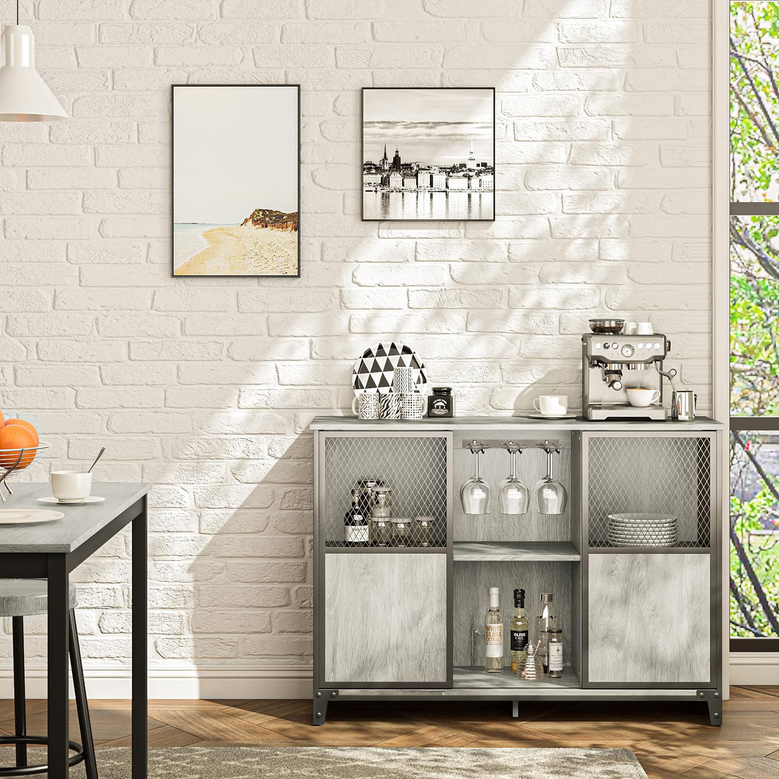 Bestier Industrie Bar-Schrank für Spirituosen und Gläser mit schiebbarer Metallgittertür Küchenbeistelltisch Buffet mit Weinregal und verstellbarem Regal Home Bar Möbel Grau