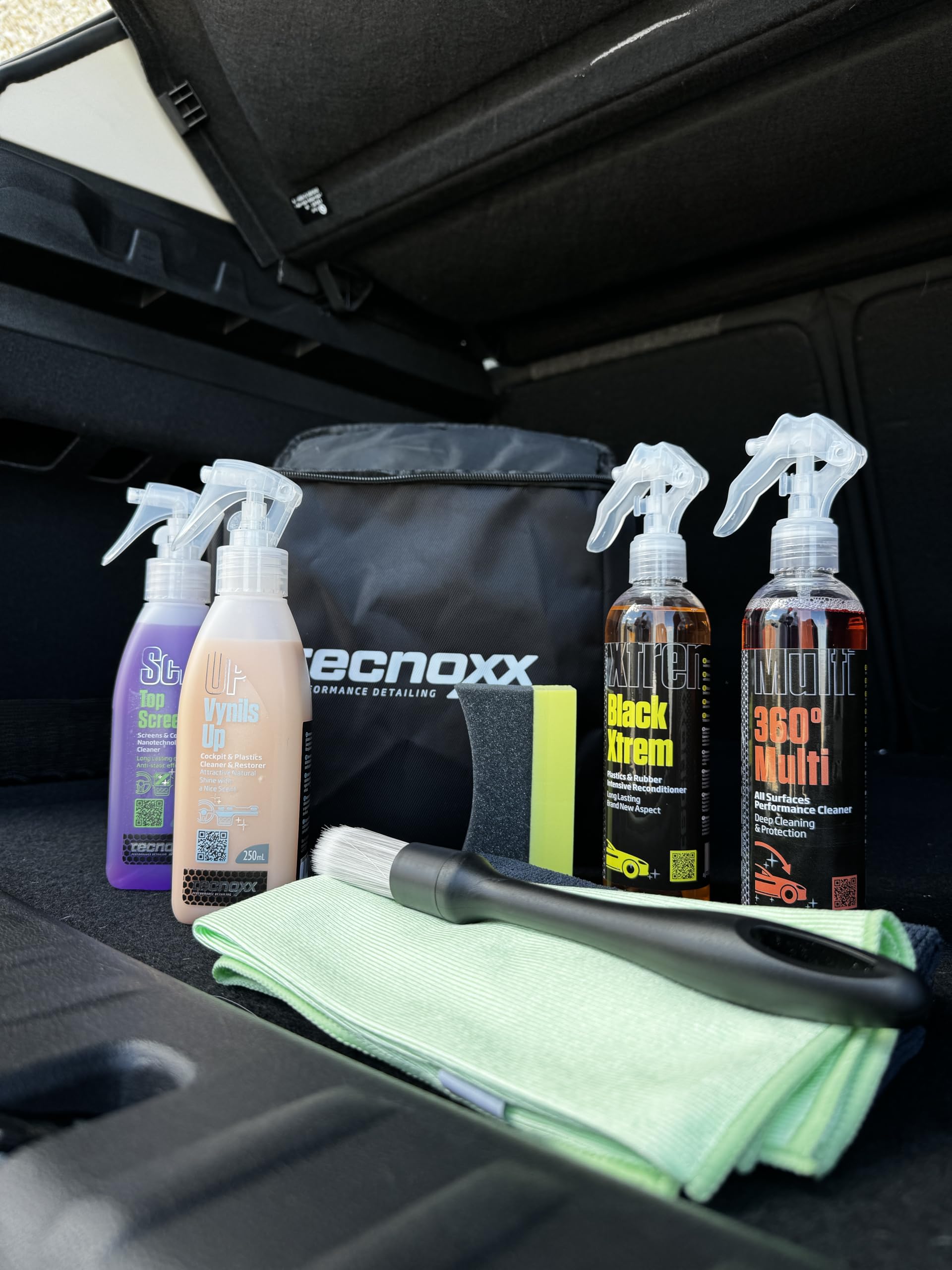 Tecnoxx Smart Detailing Bag – Kit Limpieza Coche Bolsa Maletero Restaurador de Plásticos, Abrillantador de Interiores Limpiador Multiusos Pantallas táctiles Cepillo Esponja Bayeta Microfibra Cristales