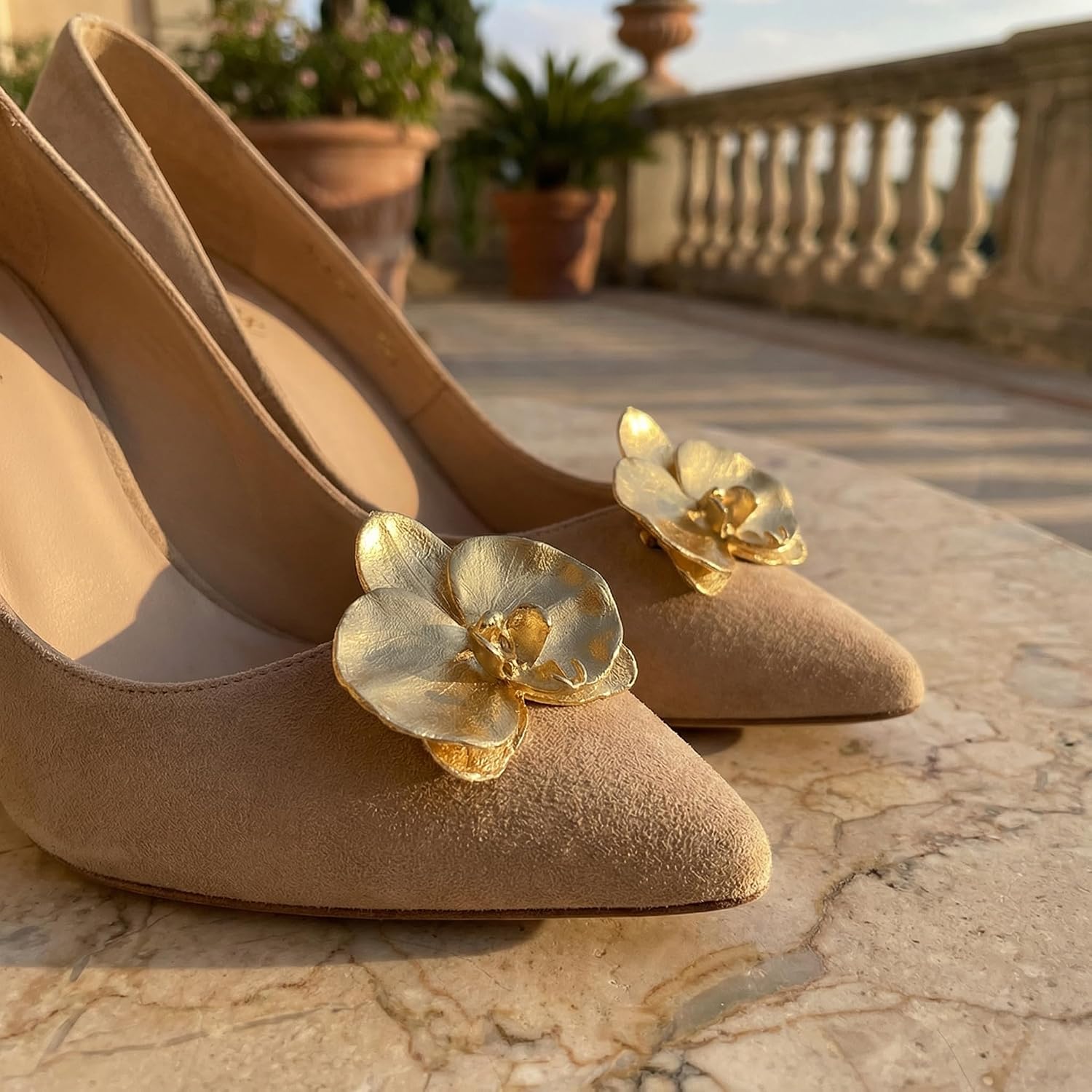 2pcs Flower Shoe Clips Gold Orchid Clip for Shoes Accessories Women Decorative Foot Charm Ornaments for Heels and Flats Stylish Floral Decorations Beachy Summer Vacation Shoe Charms